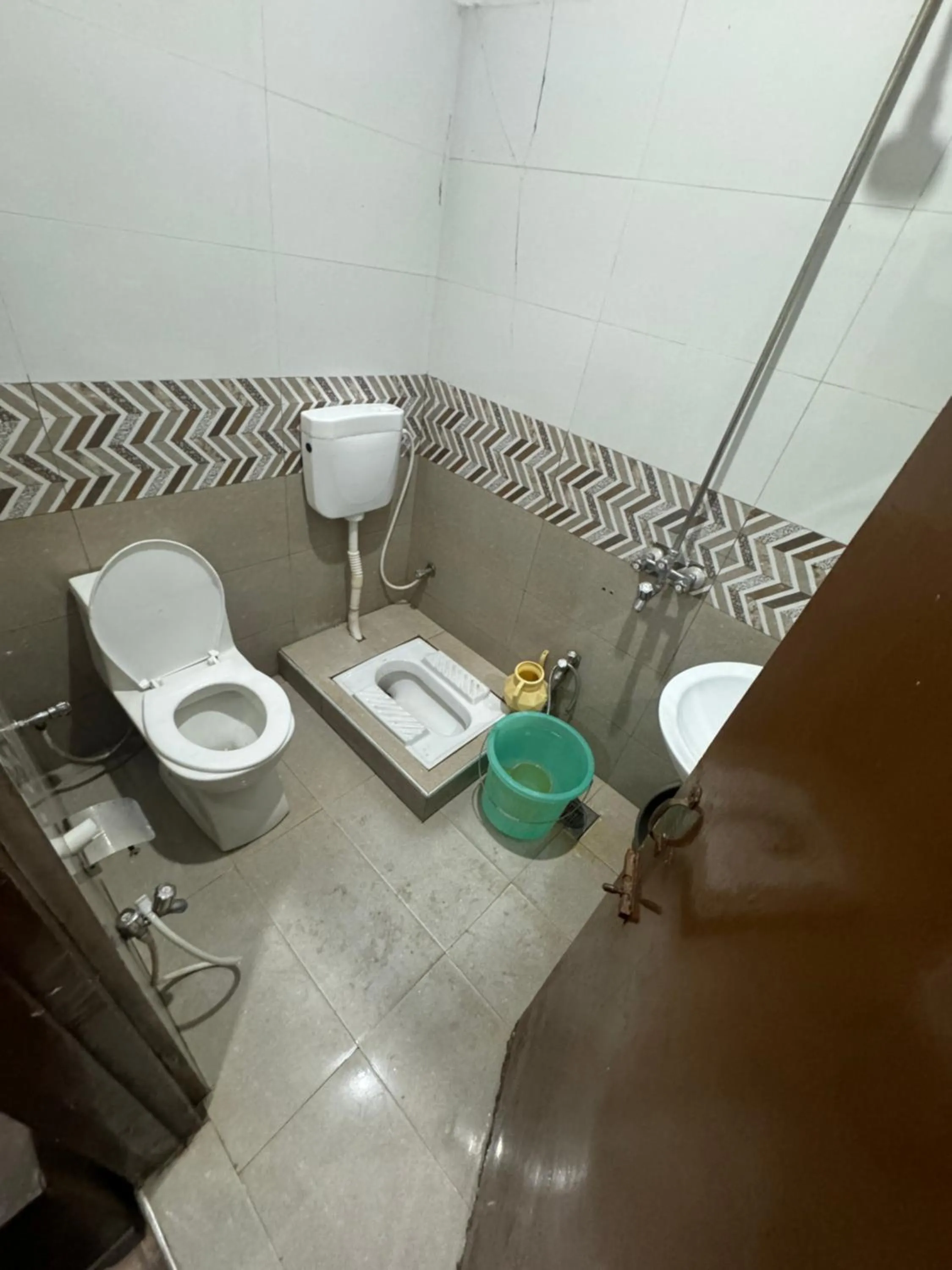 Toilet in Millat Guest House G9