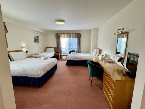 Family Room with Bathroom in Purbeck House Hotel & Louisa Lodge Family Room with Bathroom in Purbeck House Hotel & Louisa Lodge