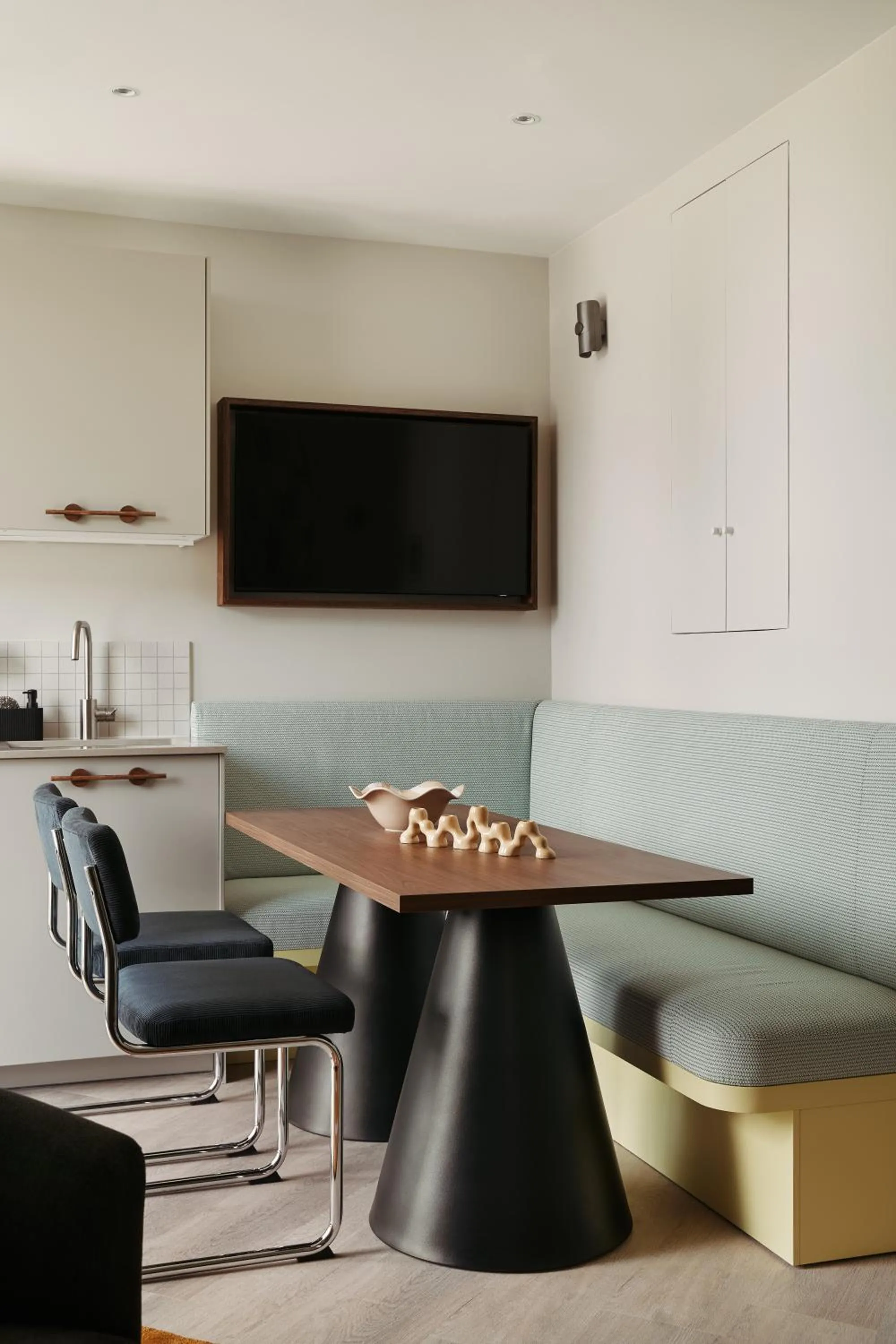 Dining area in Edgar Suites Lille - Shake