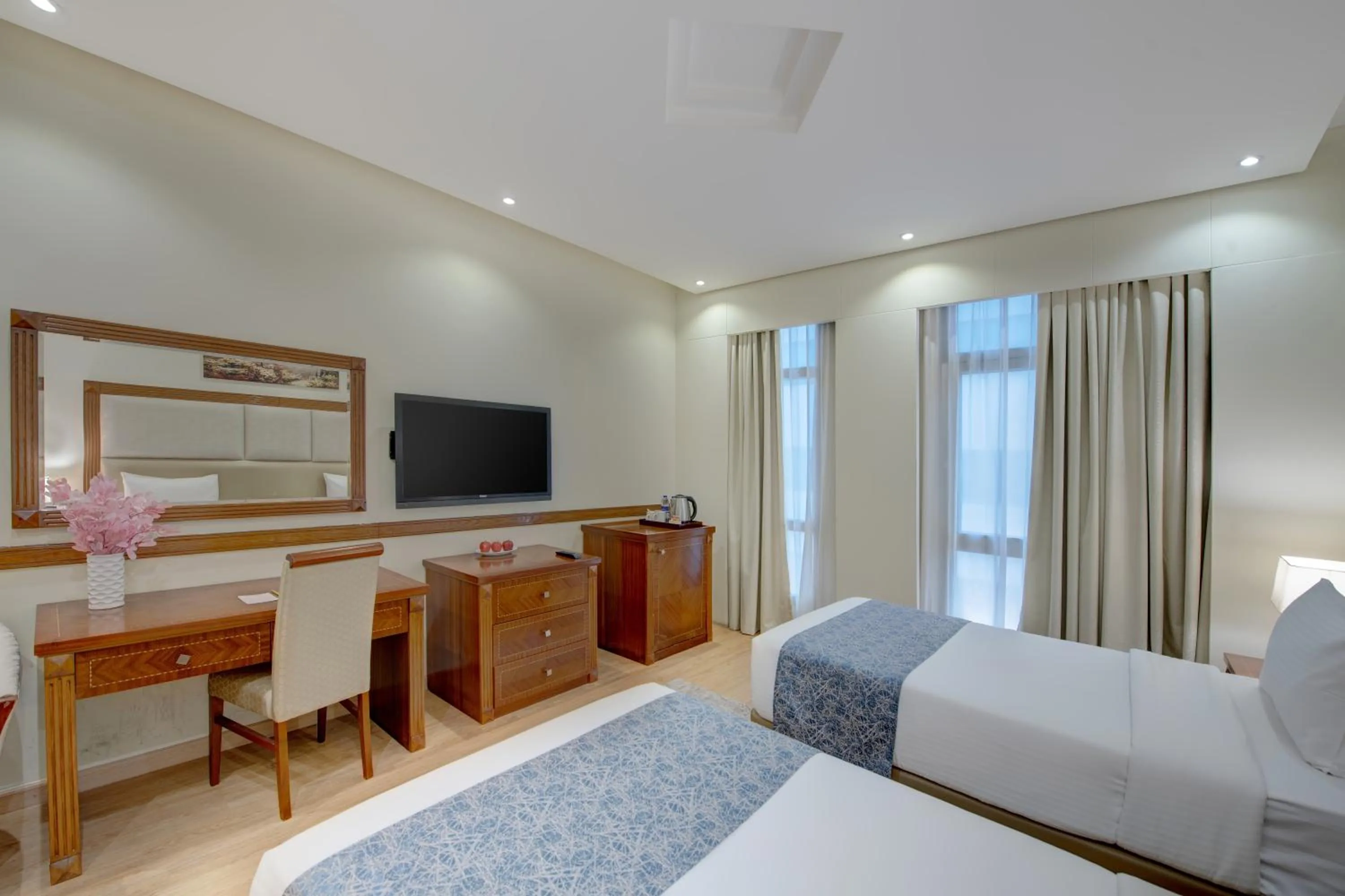 Photo of the whole room, Bed in Vendome Plaza Hotel