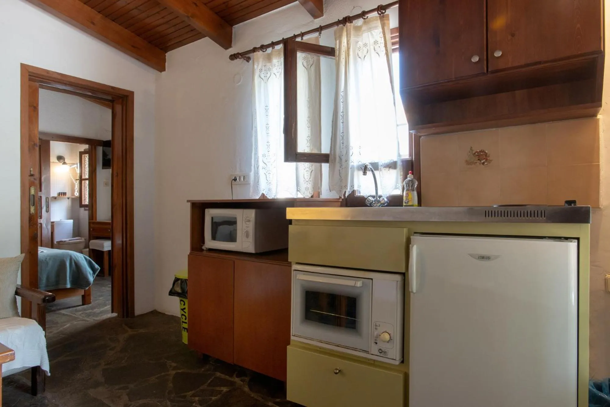 Kitchen or kitchenette in Proimos Maisonnettes