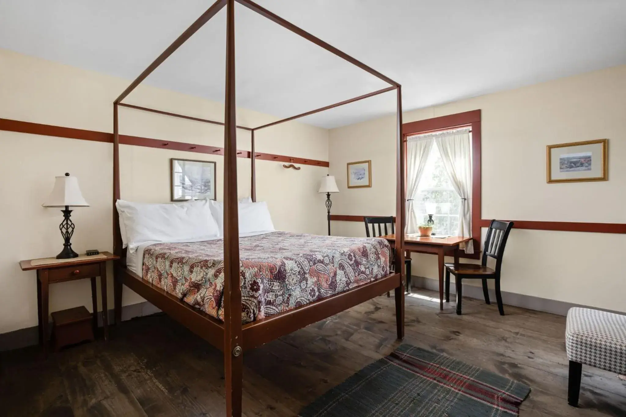 Deluxe Queen Room in Artists Colony Deluxe Queen Room in Artists Colony