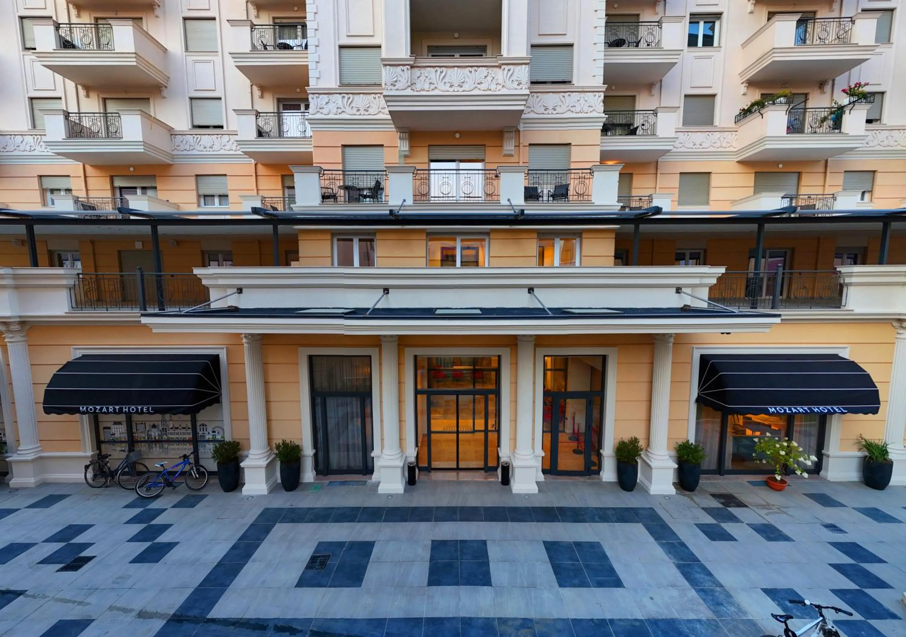 Facade/entrance in Hotel Mozart