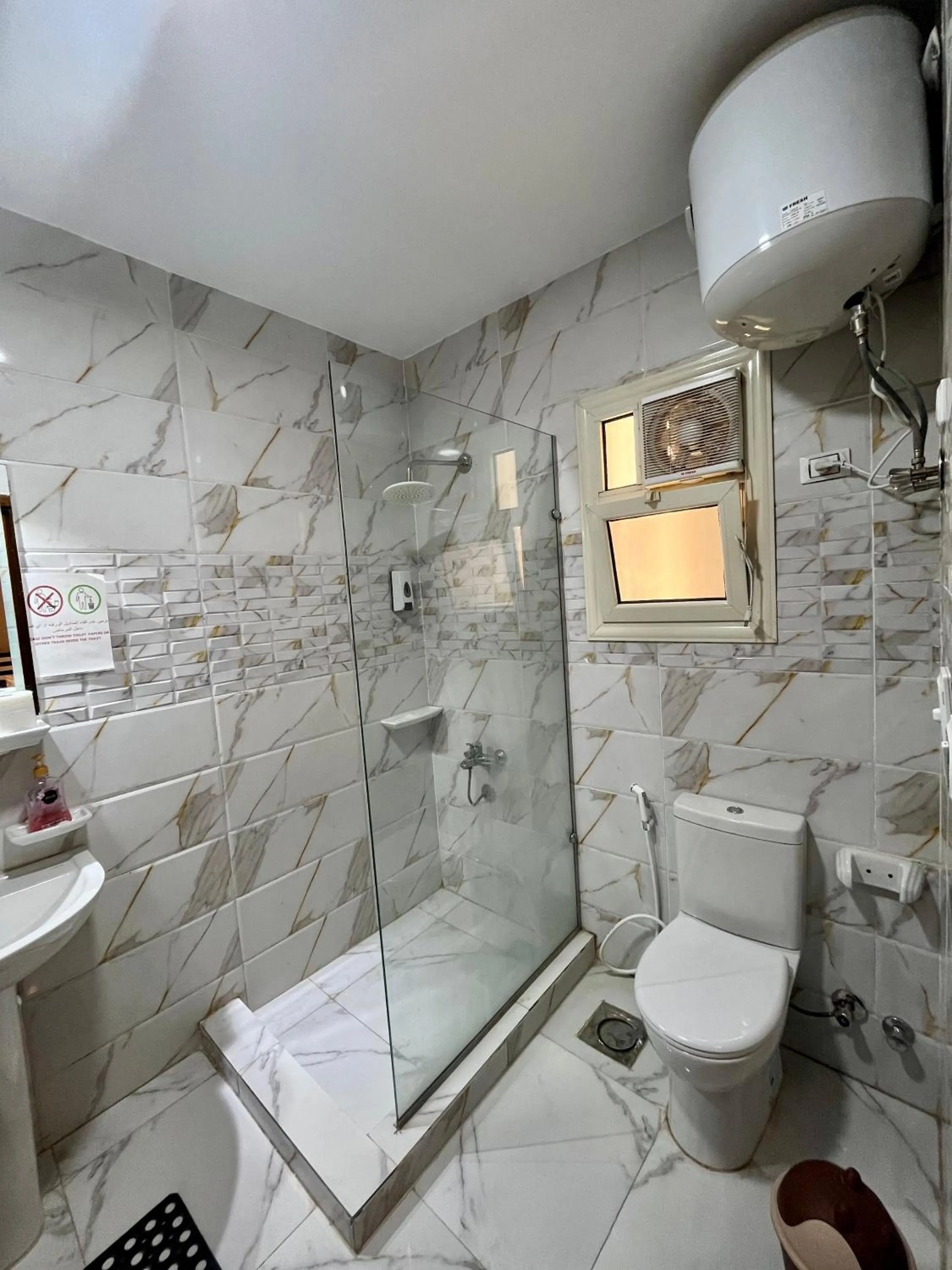 Comfort Triple Room with Shower in Luca Pyramids Inn
