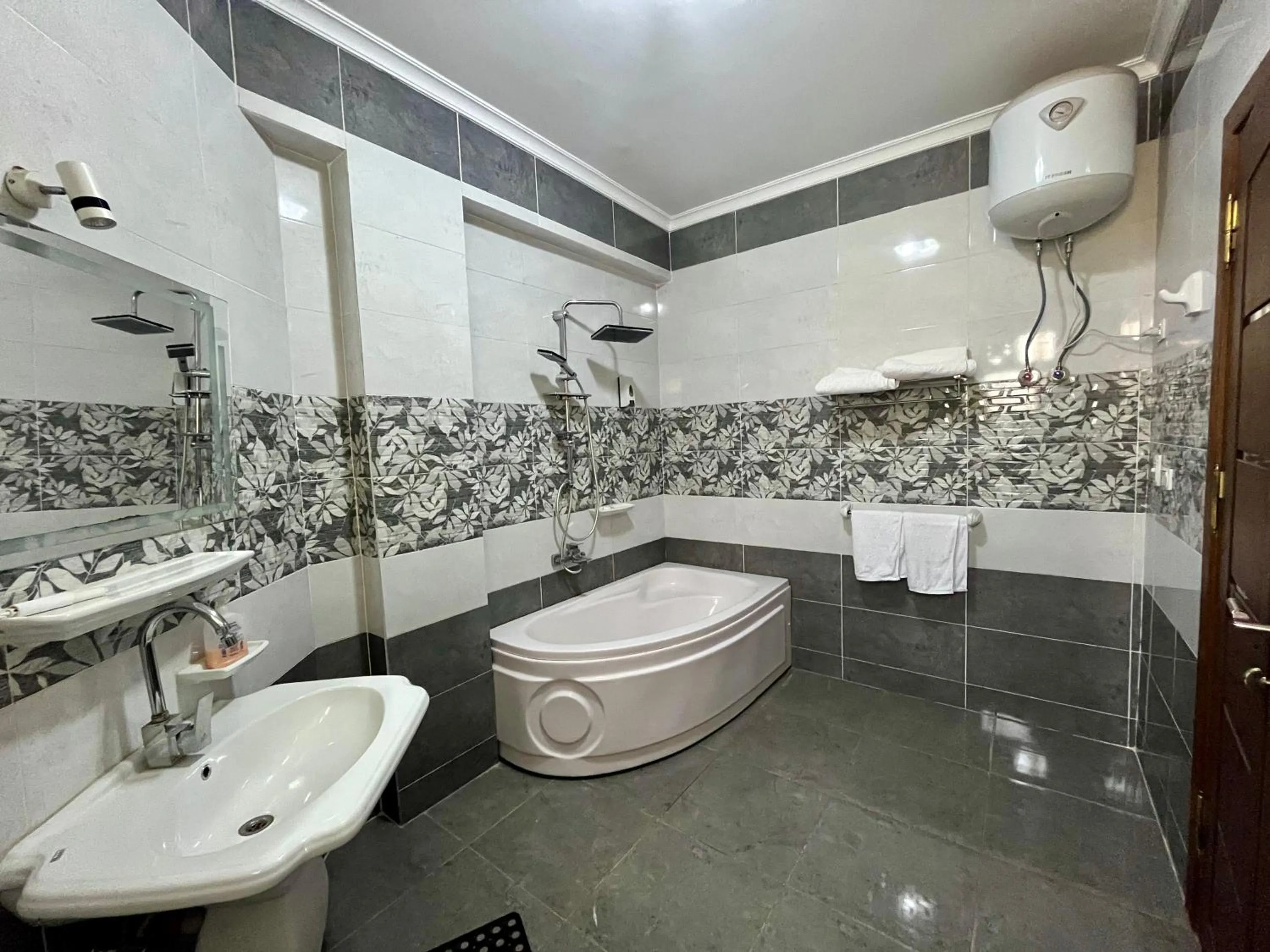 Triple Room with Bathroom in Luca Pyramids Inn