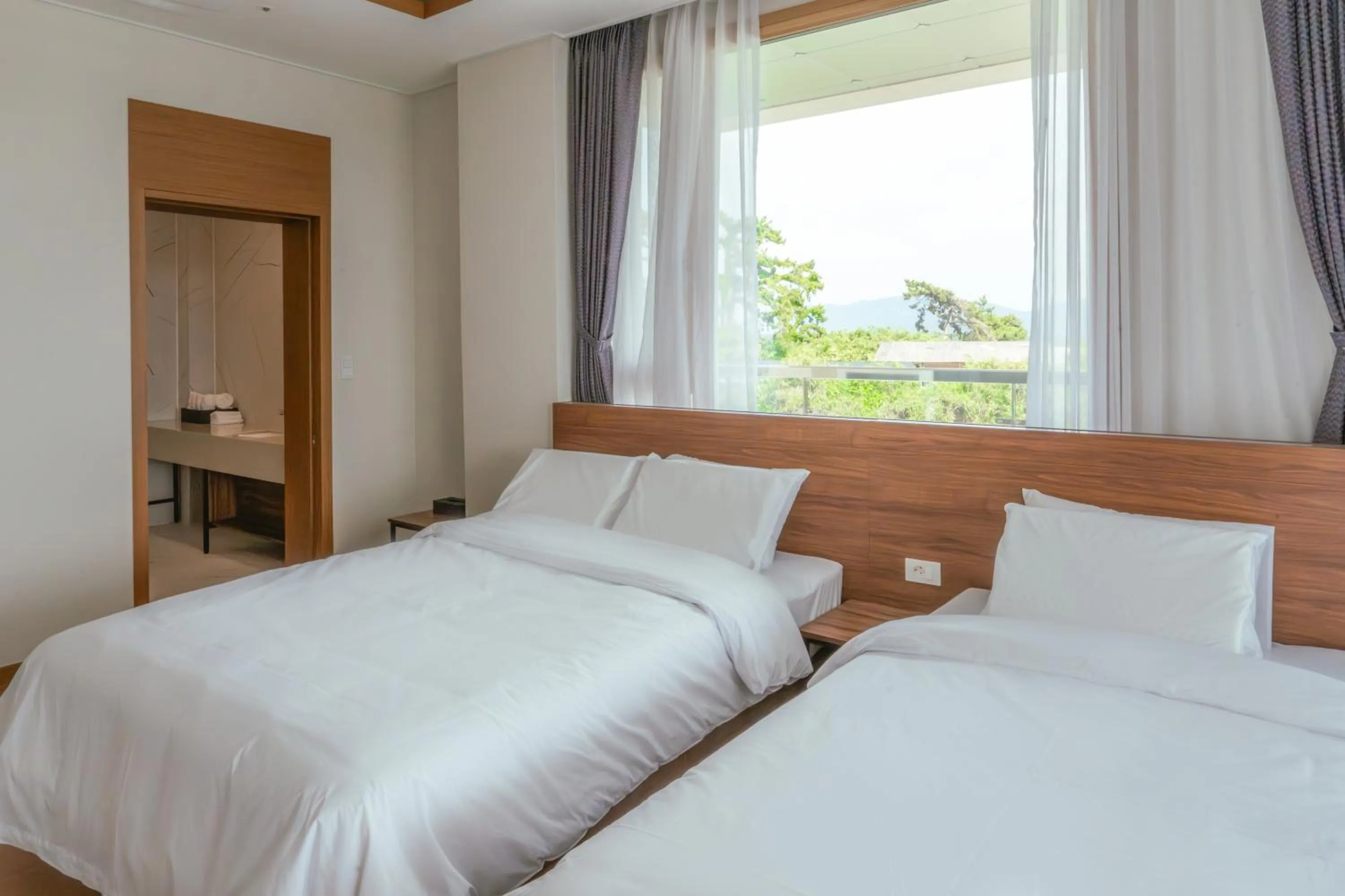 Bed in Dongho Beach Hotel