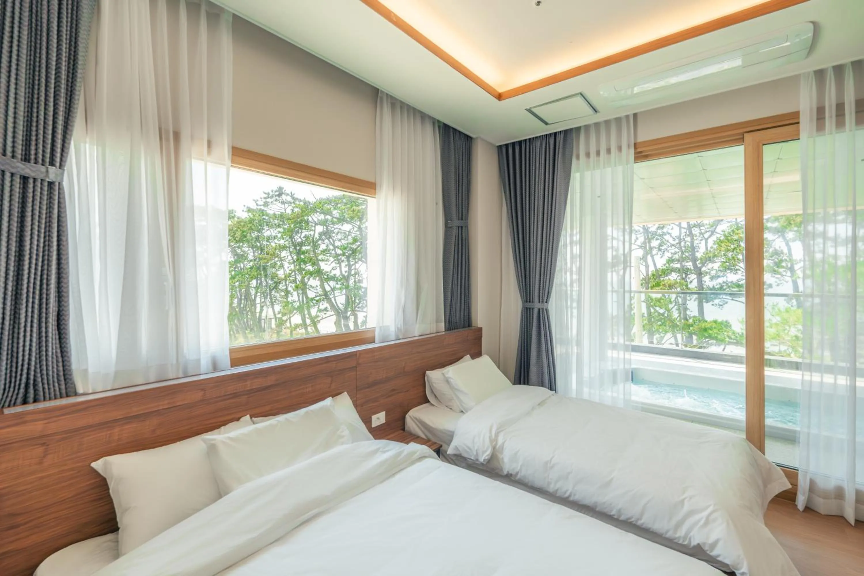Bed in Dongho Beach Hotel