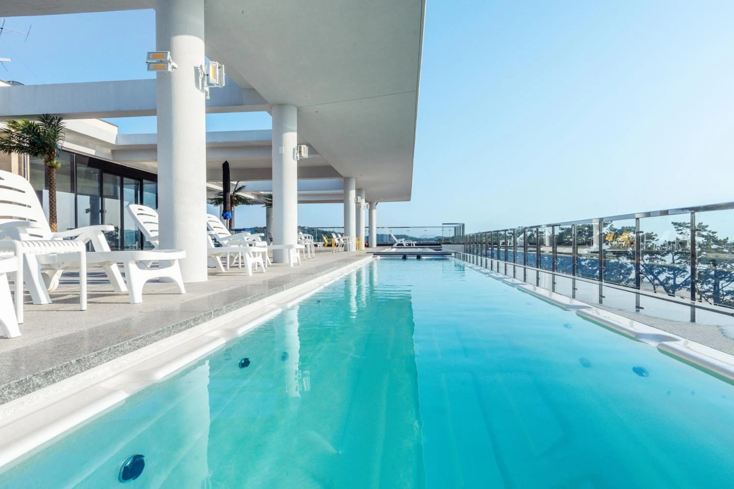 Swimming pool in Dongho Beach Hotel