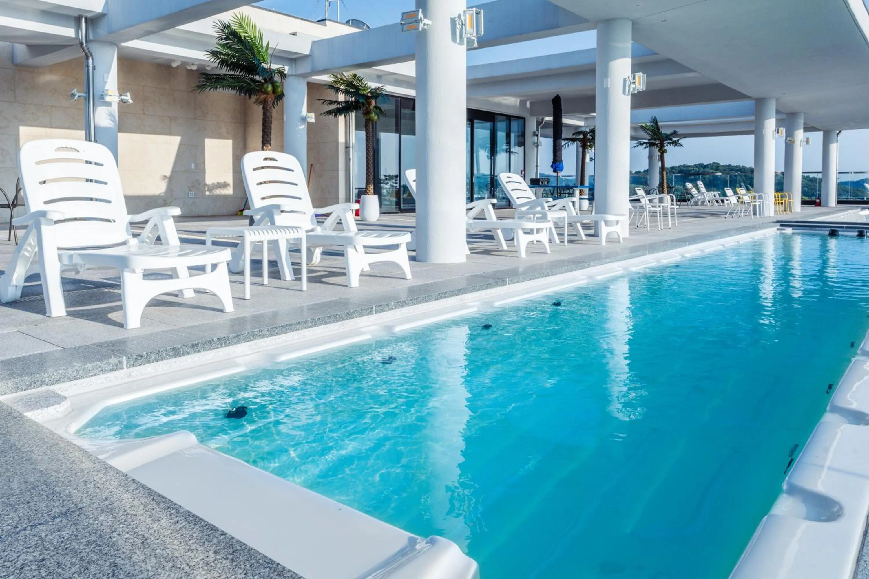 Swimming pool in Dongho Beach Hotel