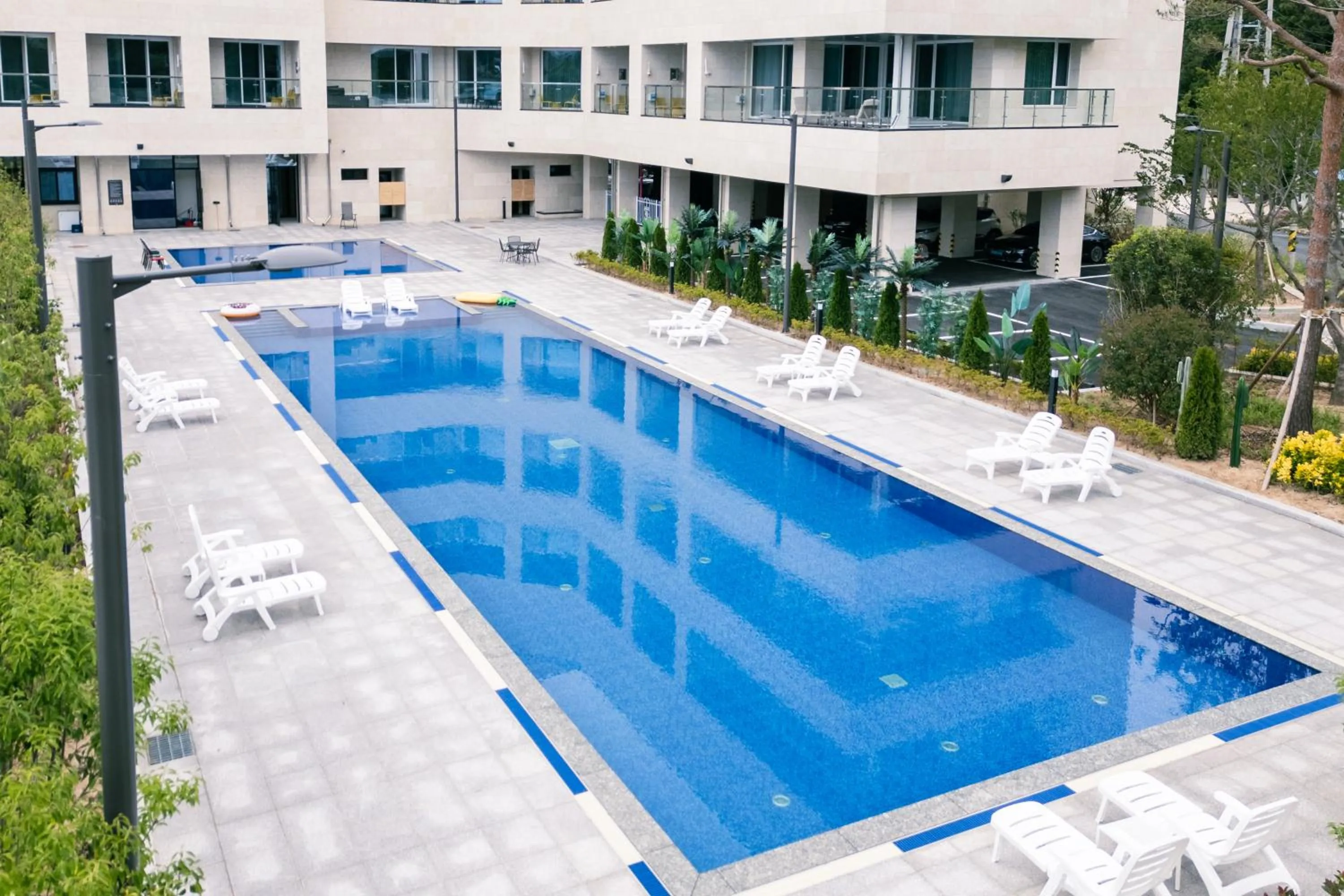 Swimming pool in Dongho Beach Hotel