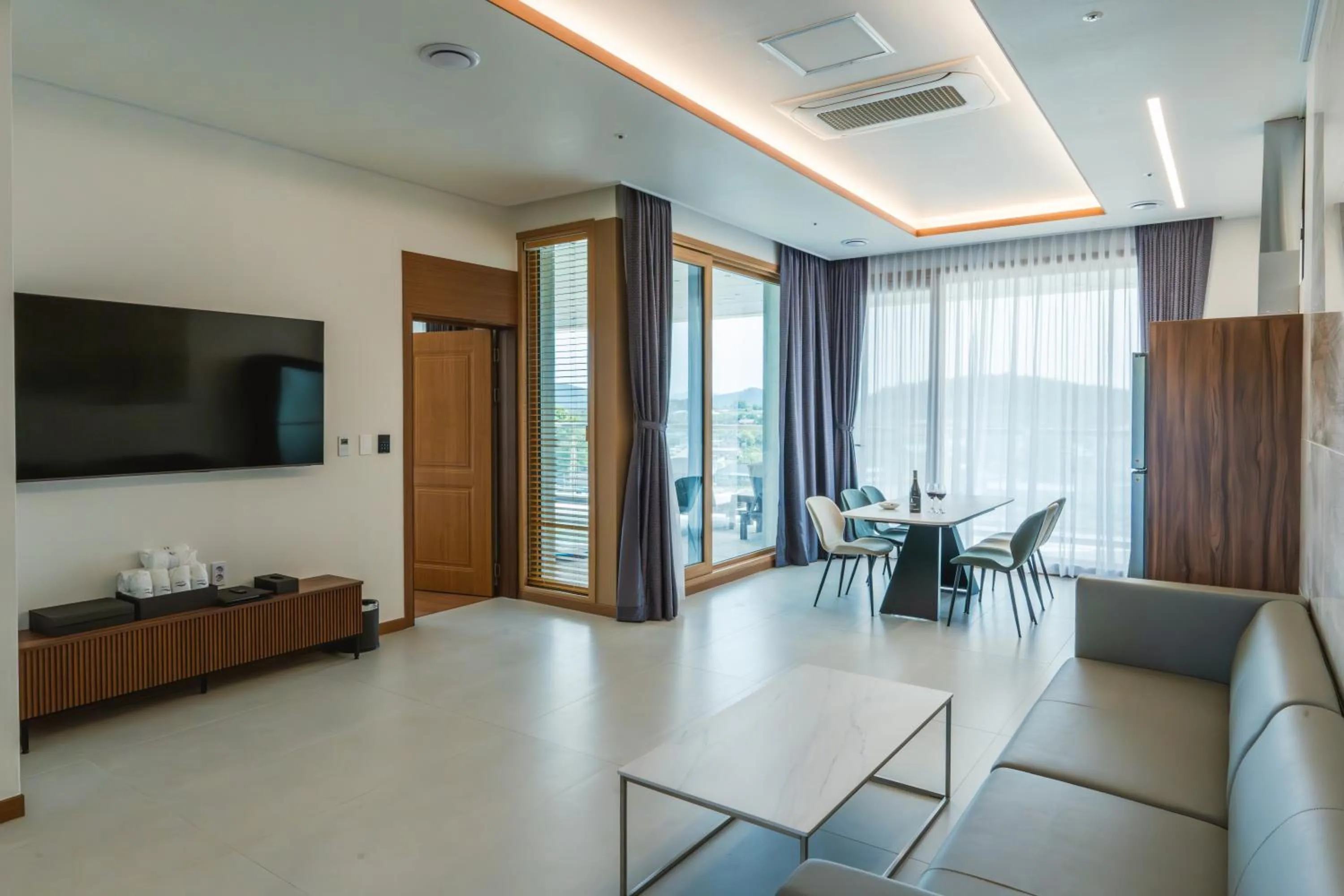 TV and multimedia in Dongho Beach Hotel