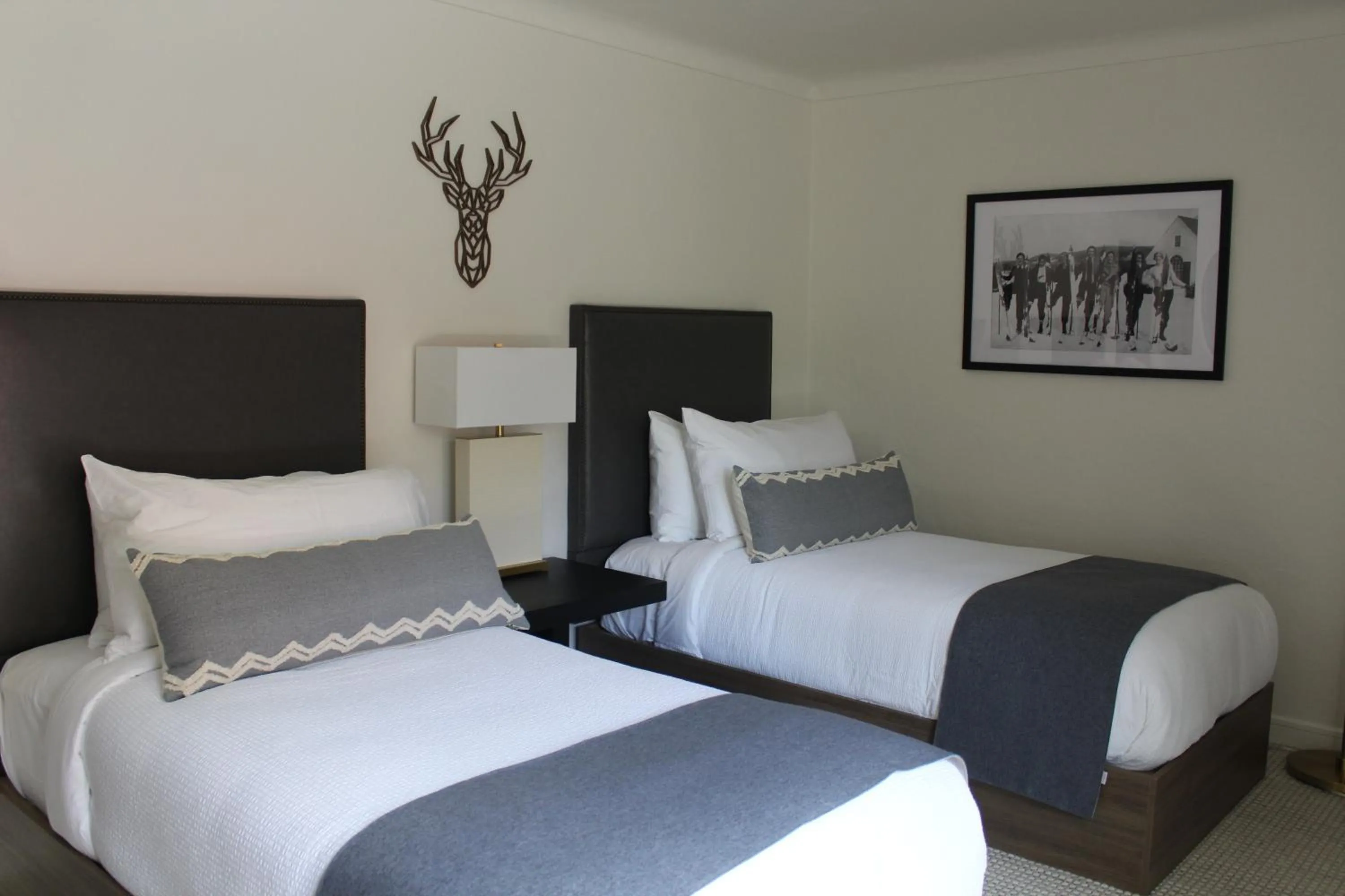 Twin Room with Mountain View in Eagle River Inn