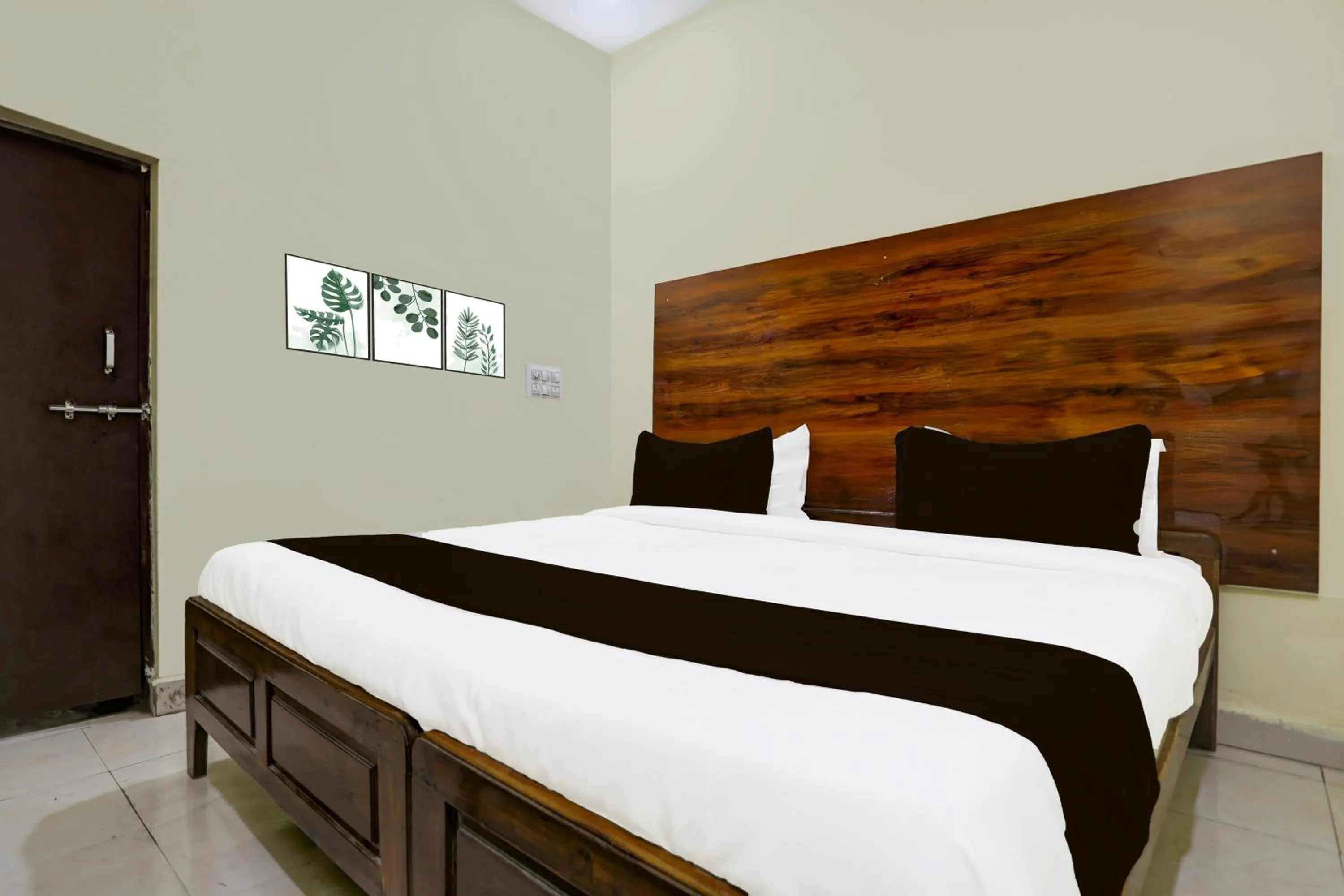 Bedroom, Bed in SPOT ON SRI KARTHIK GRAND INN