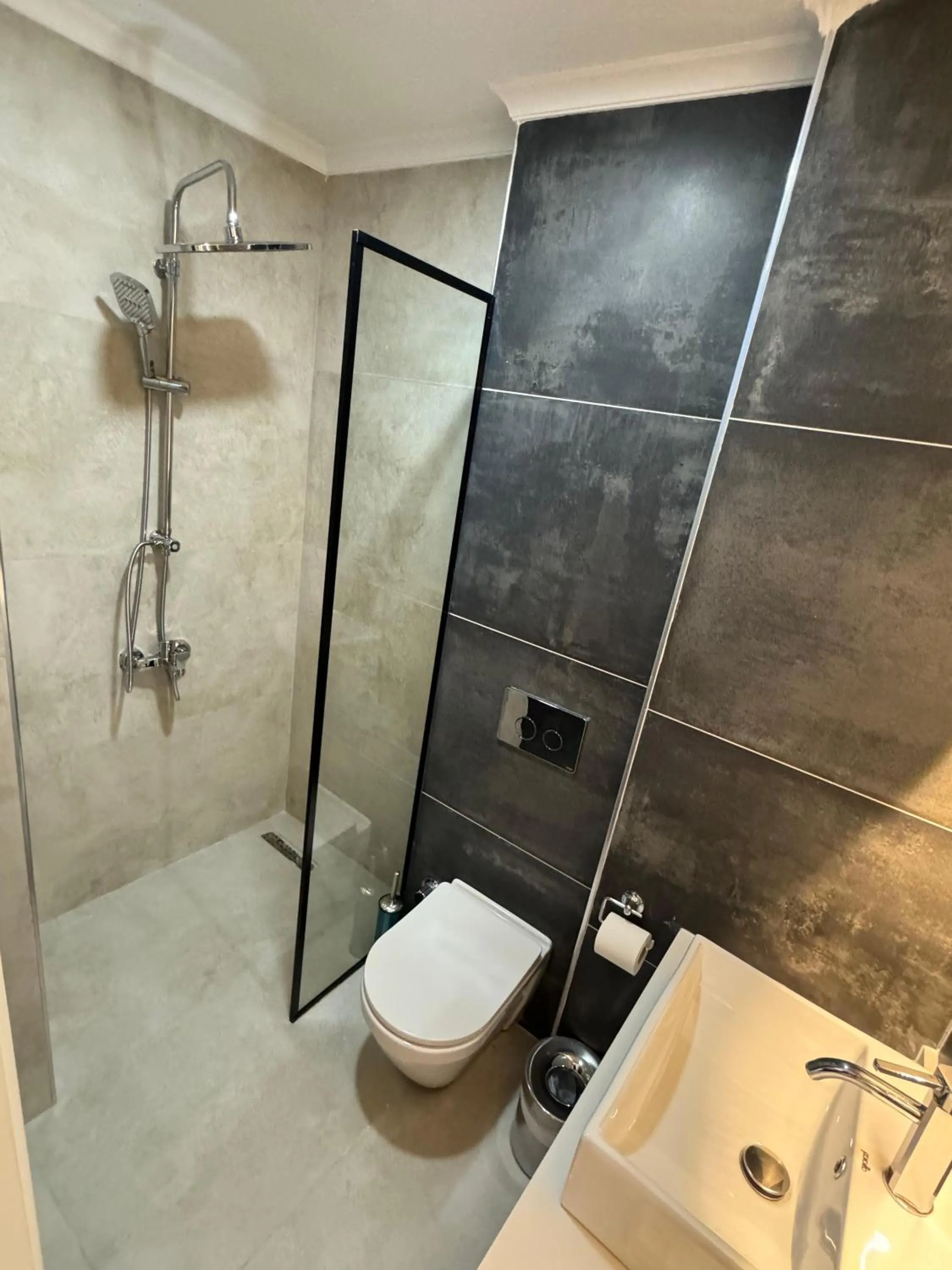 Toilet in Visse Hotel