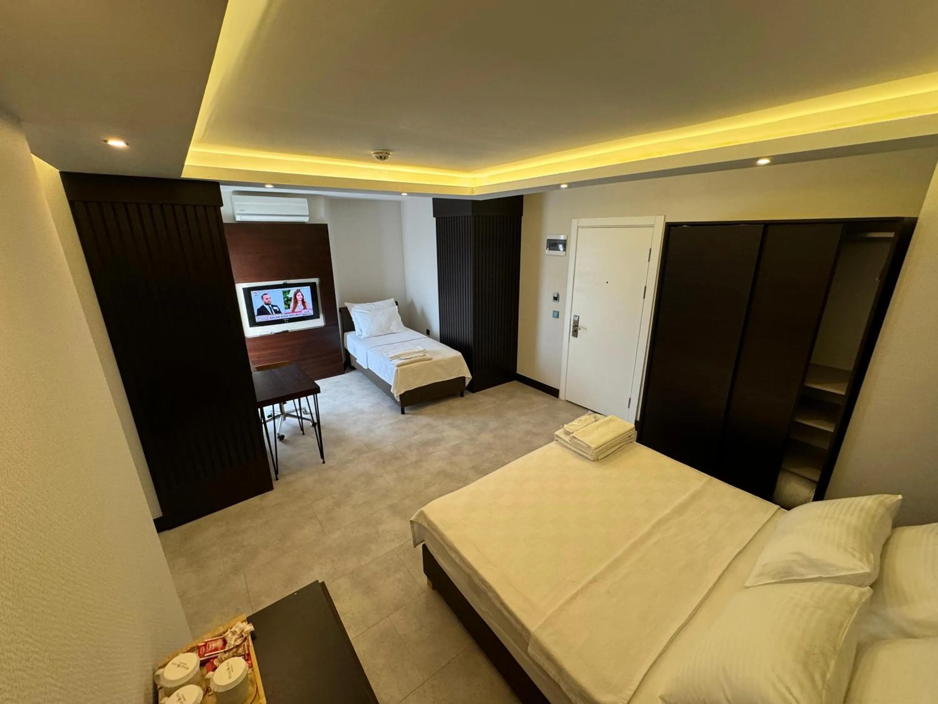 Photo of the whole room, Bed in Visse Hotel