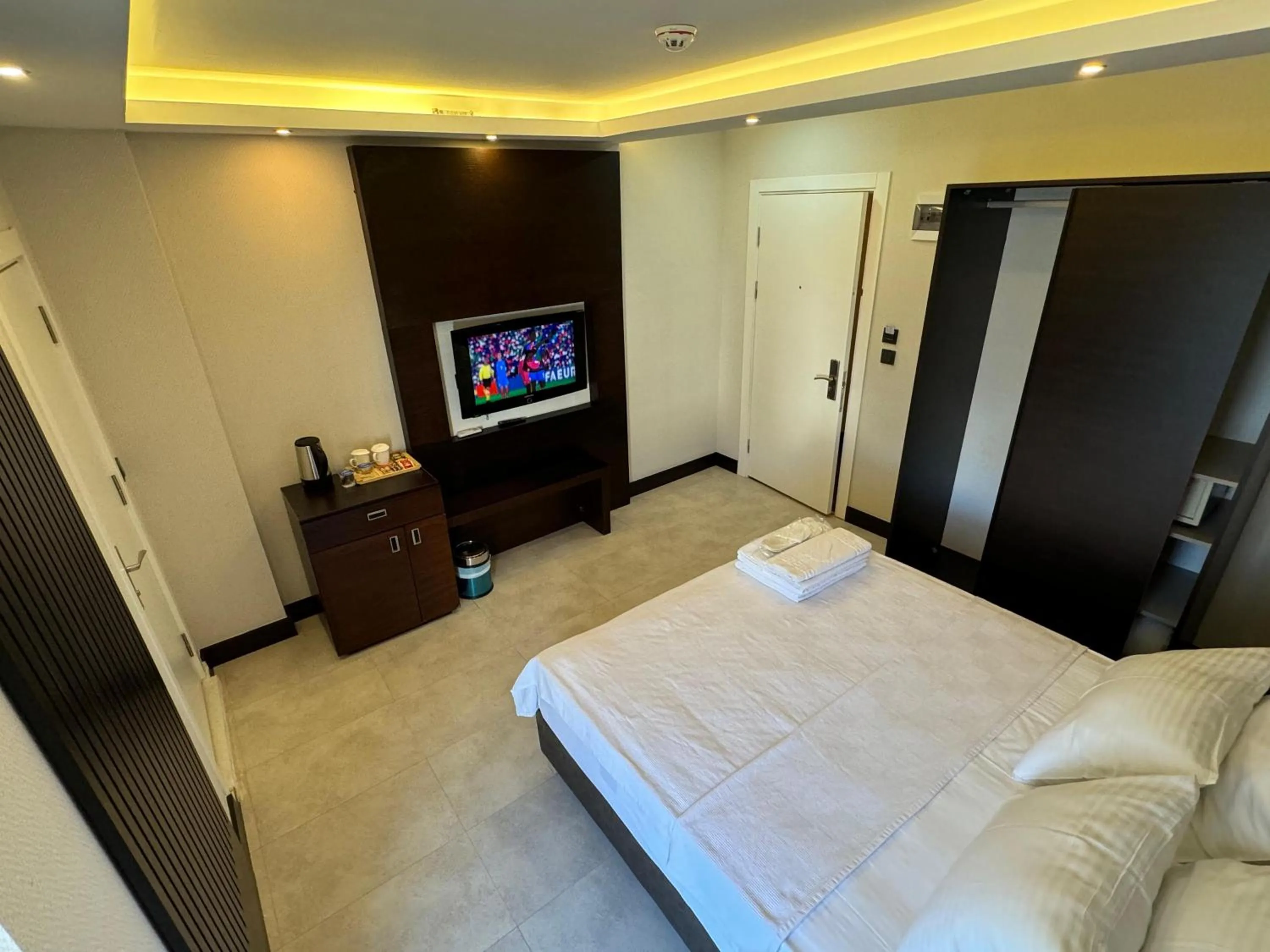 Photo of the whole room, Bed in Visse Hotel