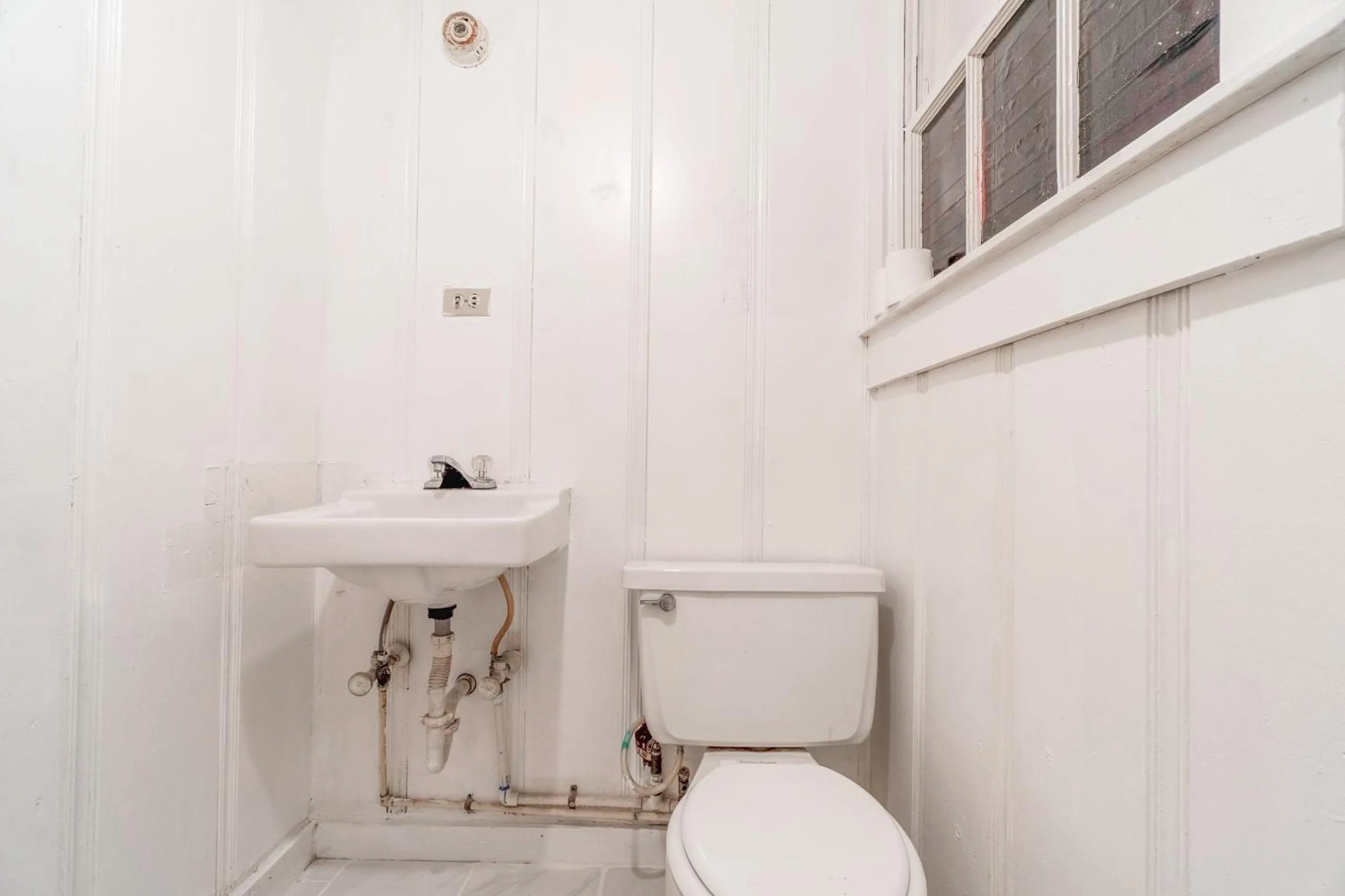 Bathroom in Budget Inn By OYO Palestine TX Hwy 79