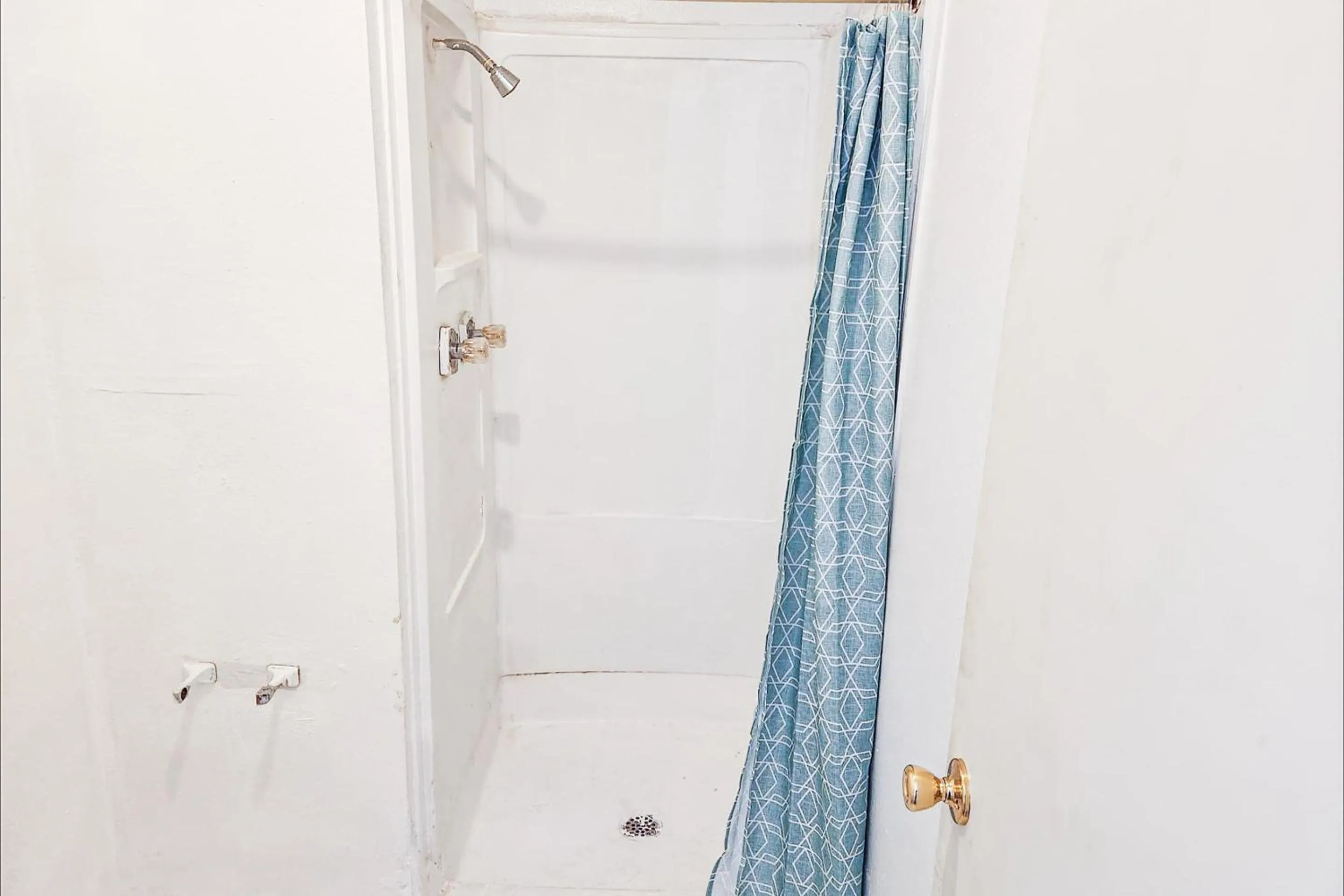 Bathroom in Budget Inn By OYO Palestine TX Hwy 79