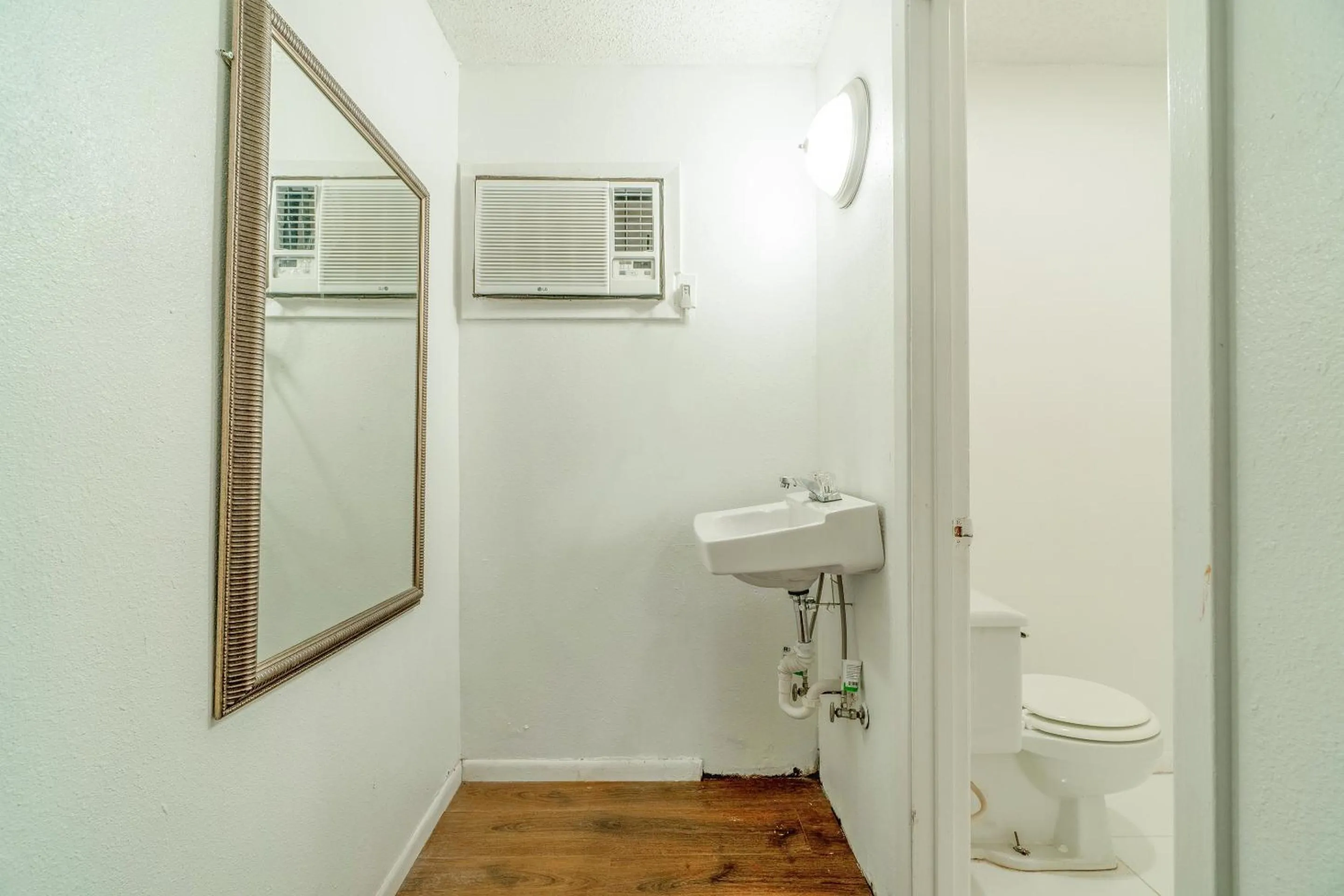 Bathroom in Budget Inn By OYO Palestine TX Hwy 79