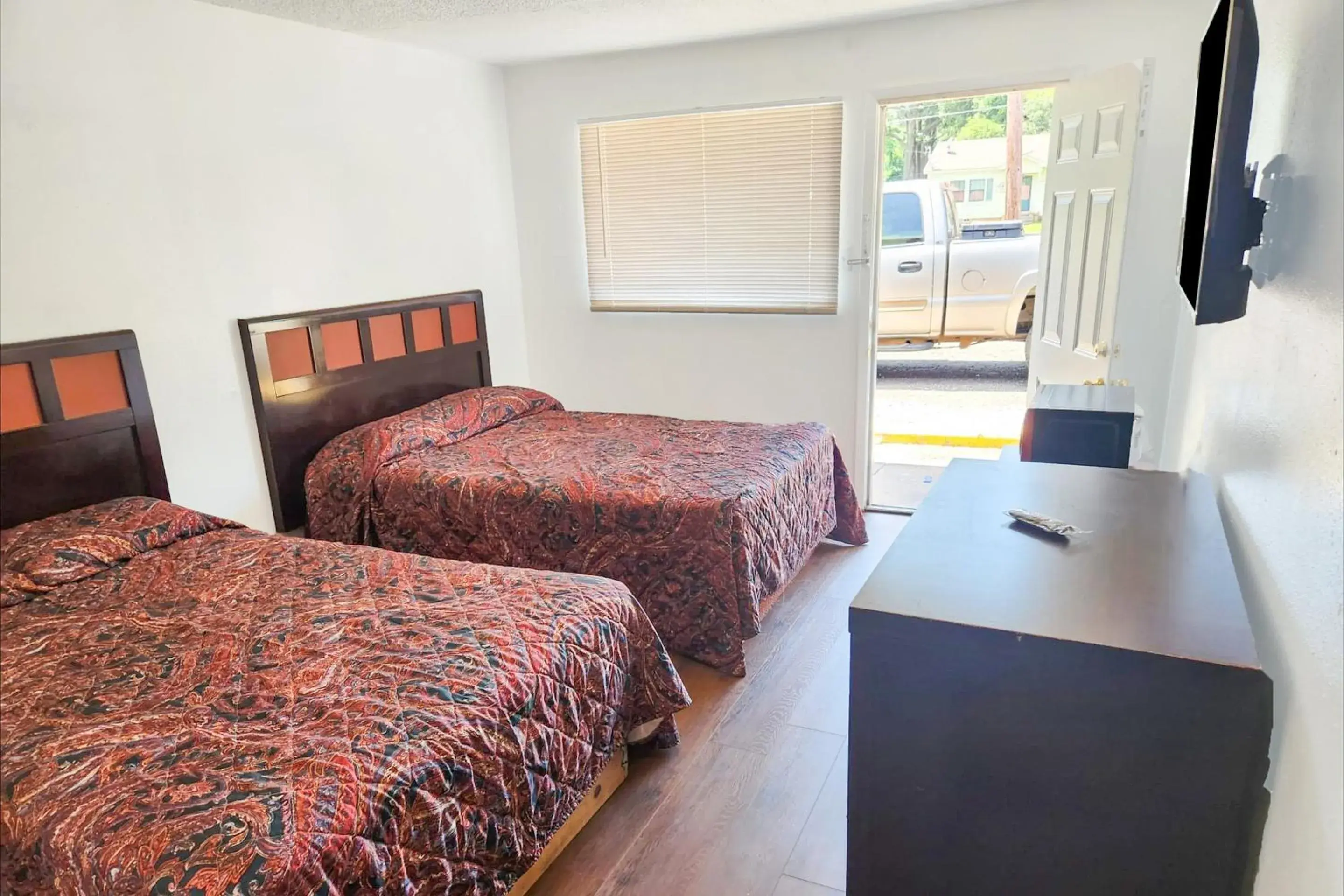 2 Full Beds Non-Smoking in Budget Inn By OYO Palestine TX Hwy 79 2 Full Beds Non-Smoking in Budget Inn By OYO Palestine TX Hwy 79