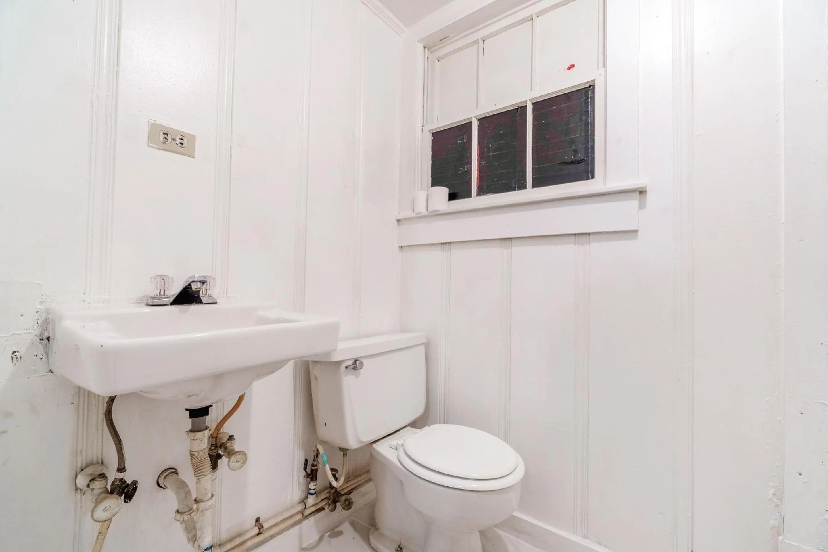 Bathroom in Budget Inn By OYO Palestine TX Hwy 79