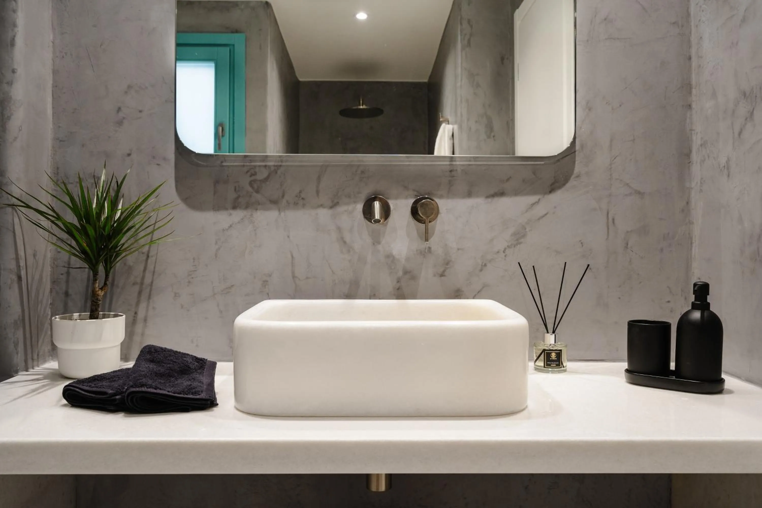 Bathroom in álas cycladic suites