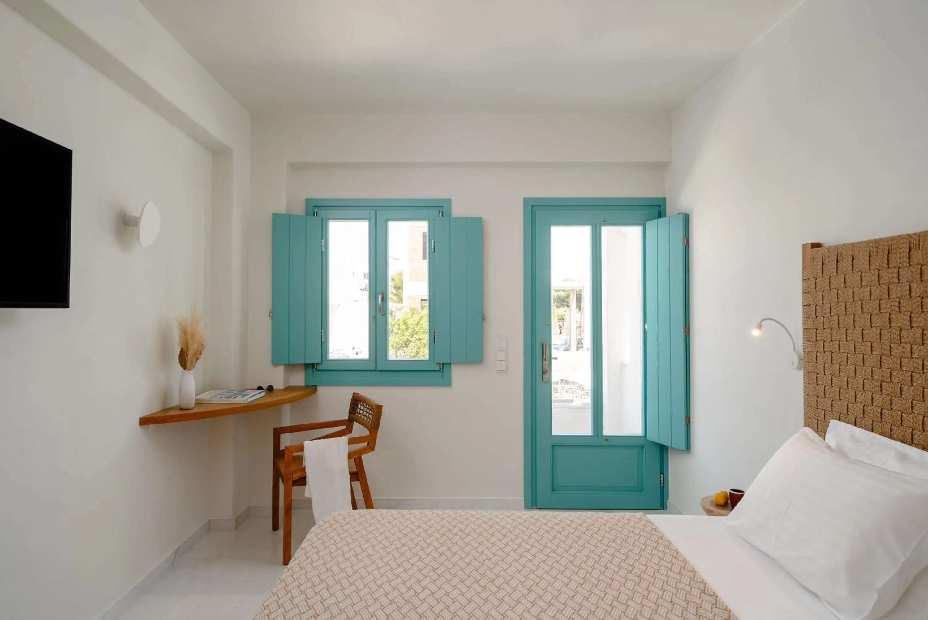 Photo of the whole room, Bed in álas cycladic suites
