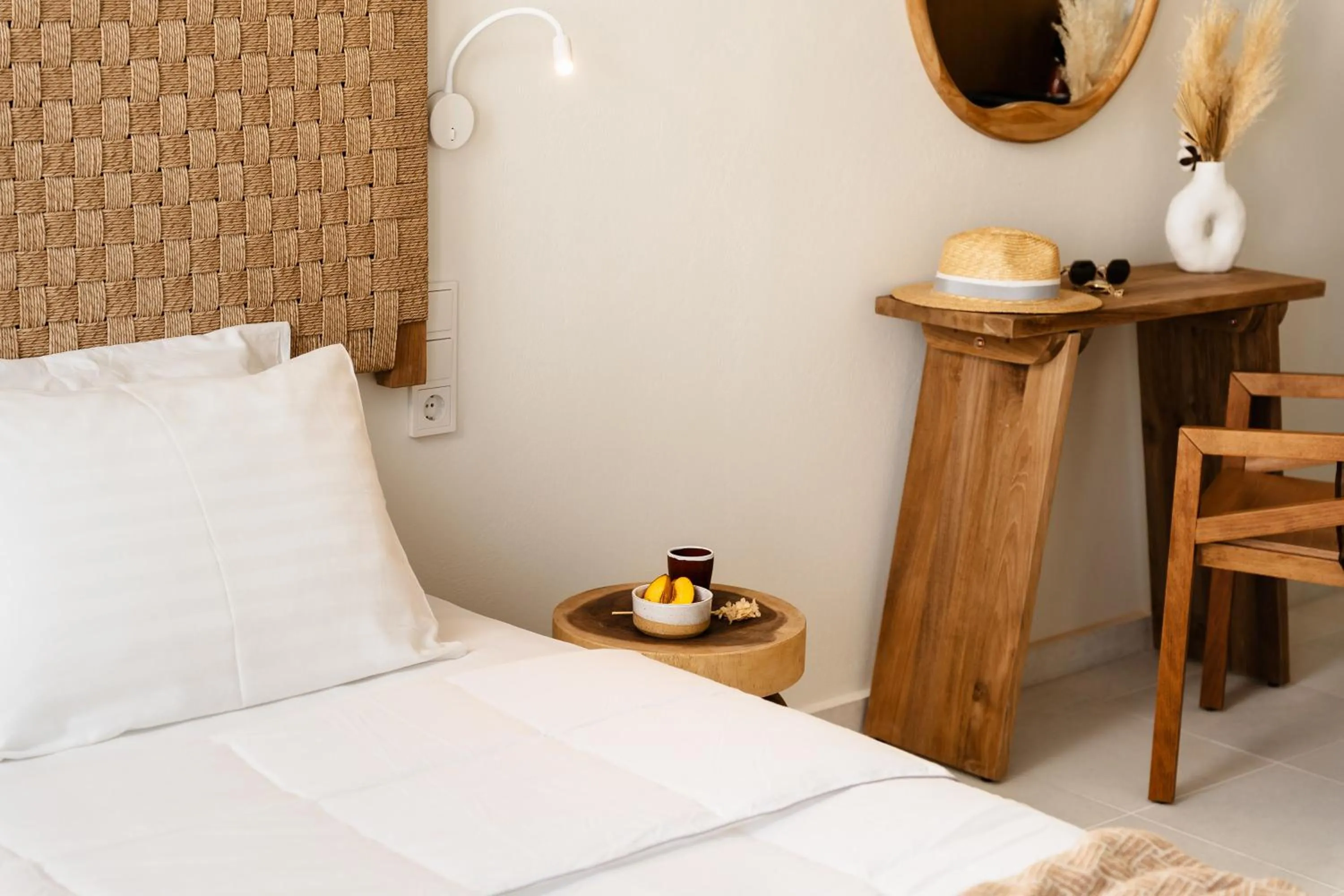 Photo of the whole room, Bed in álas cycladic suites