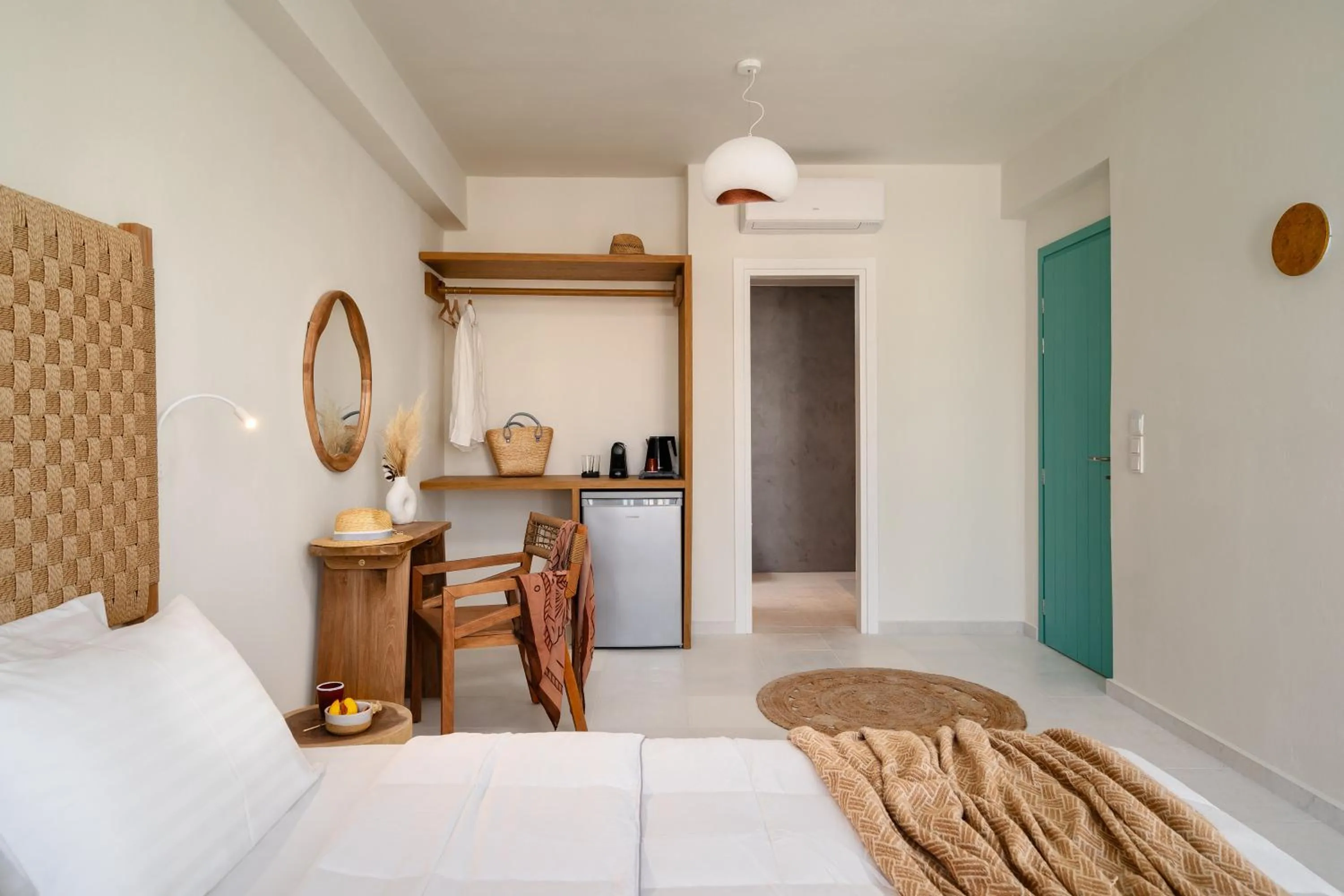 Photo of the whole room, Bed in álas cycladic suites