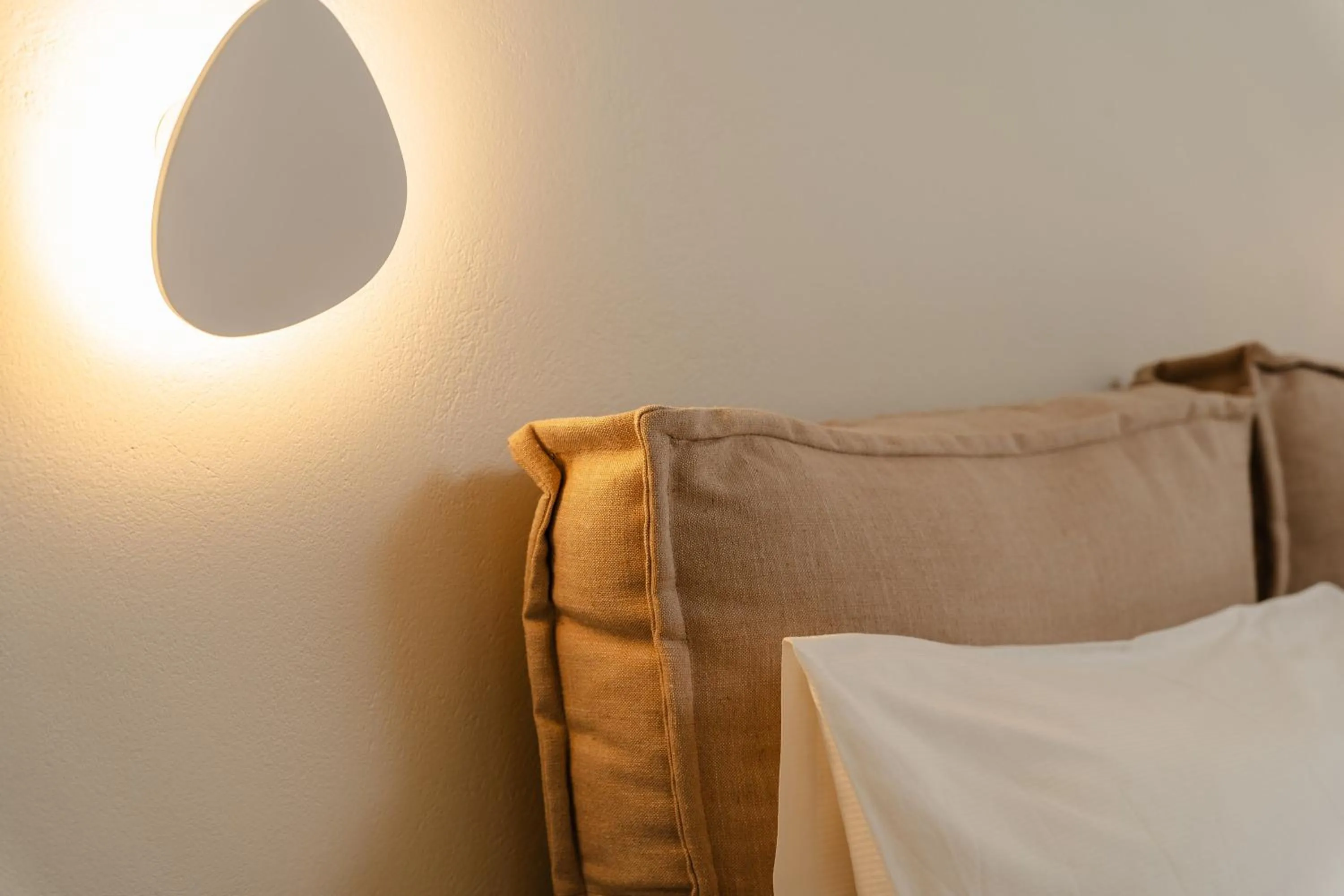 Decorative detail, Bed in álas cycladic suites