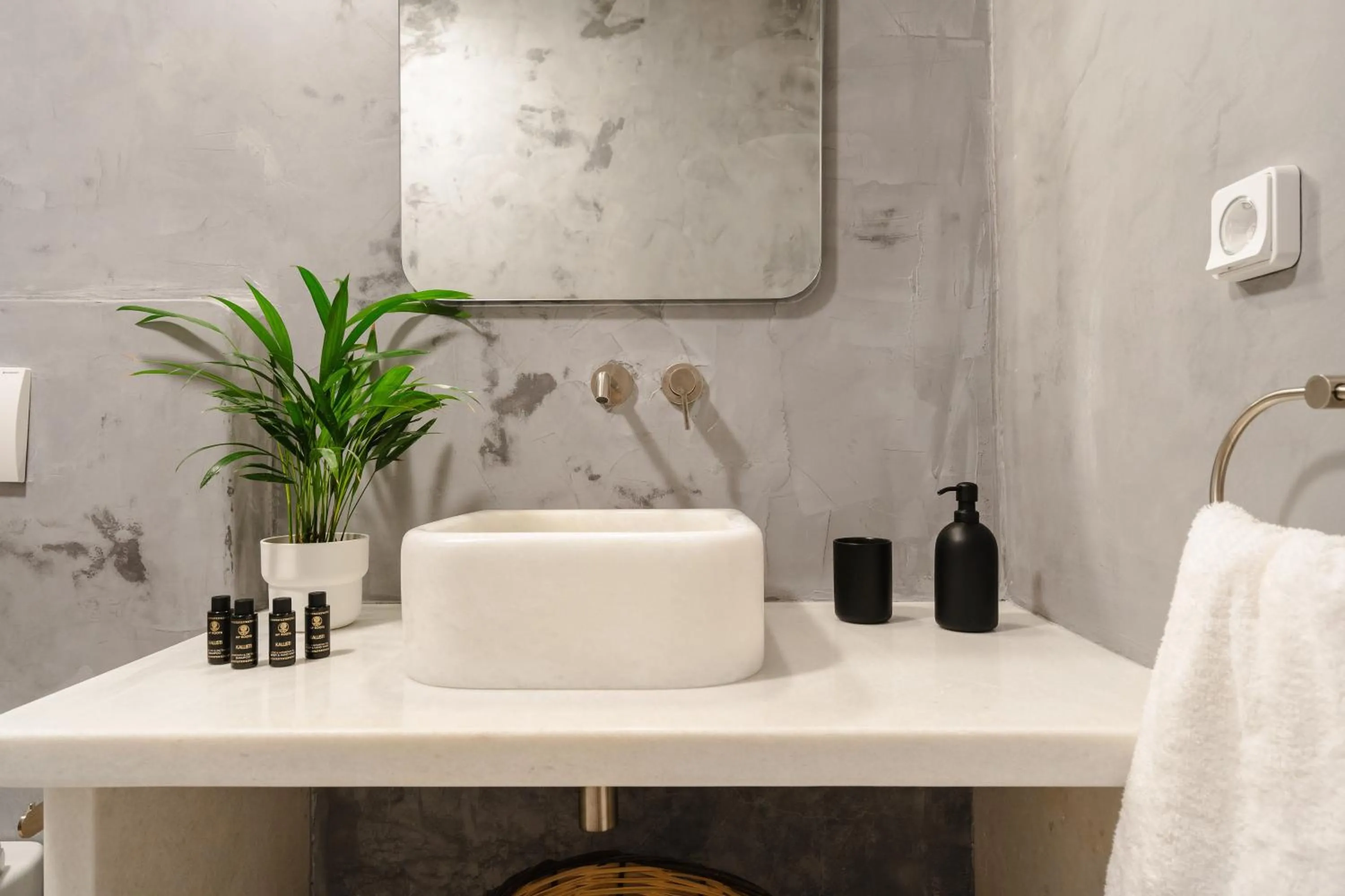 Bathroom in álas cycladic suites