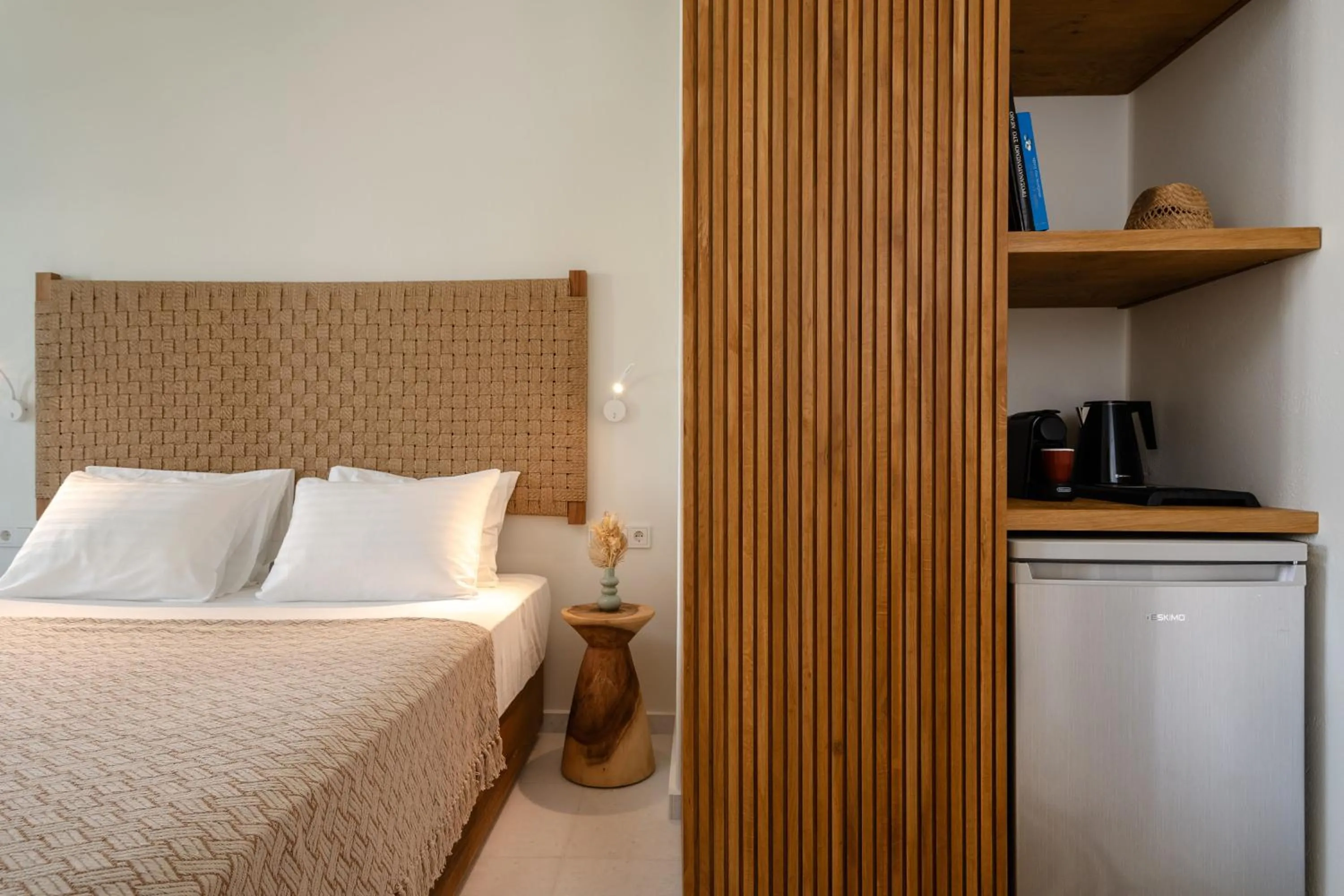 wardrobe, Bed in álas cycladic suites
