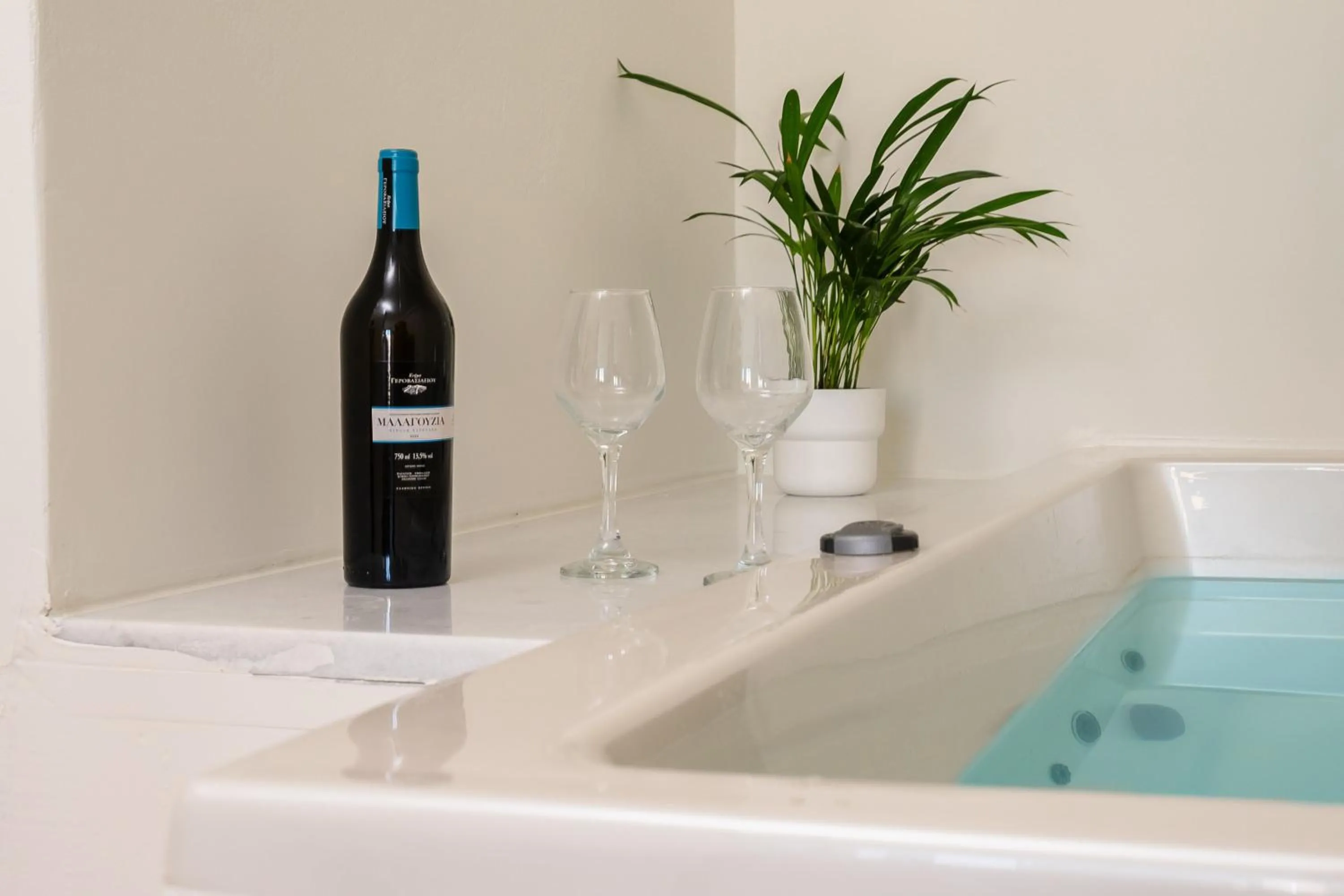 Hot Tub in álas cycladic suites