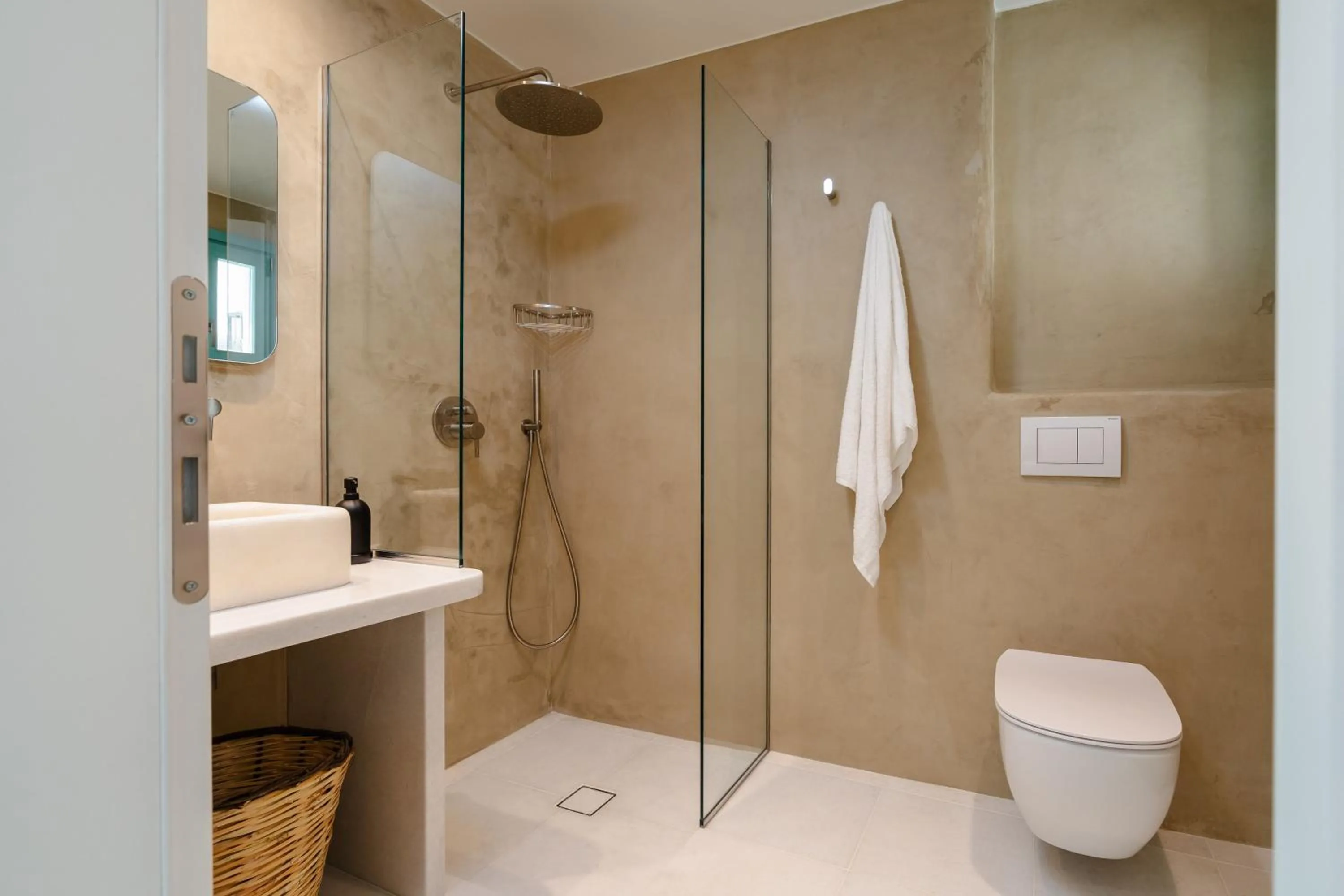 Bathroom in álas cycladic suites