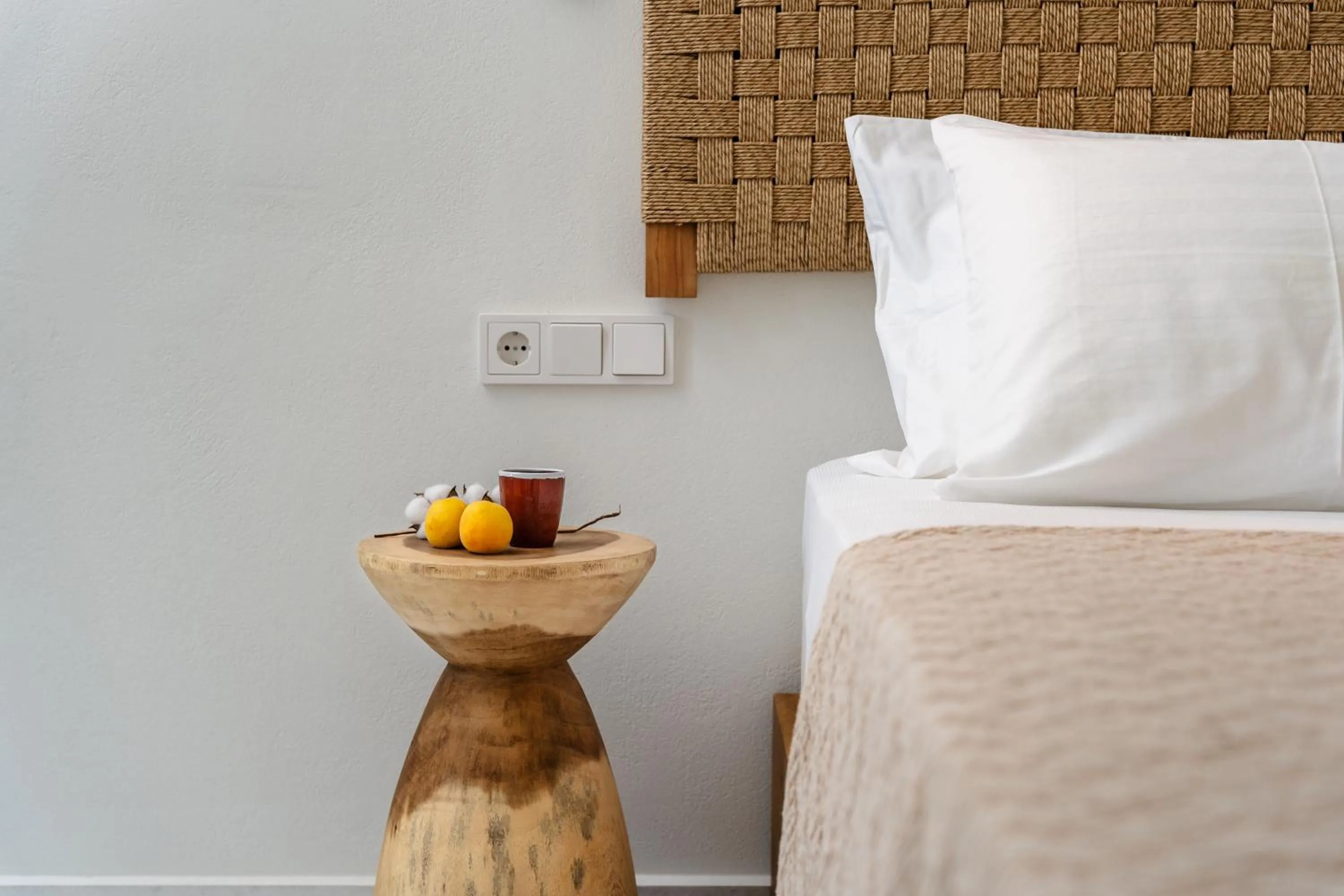 Photo of the whole room, Bed in álas cycladic suites