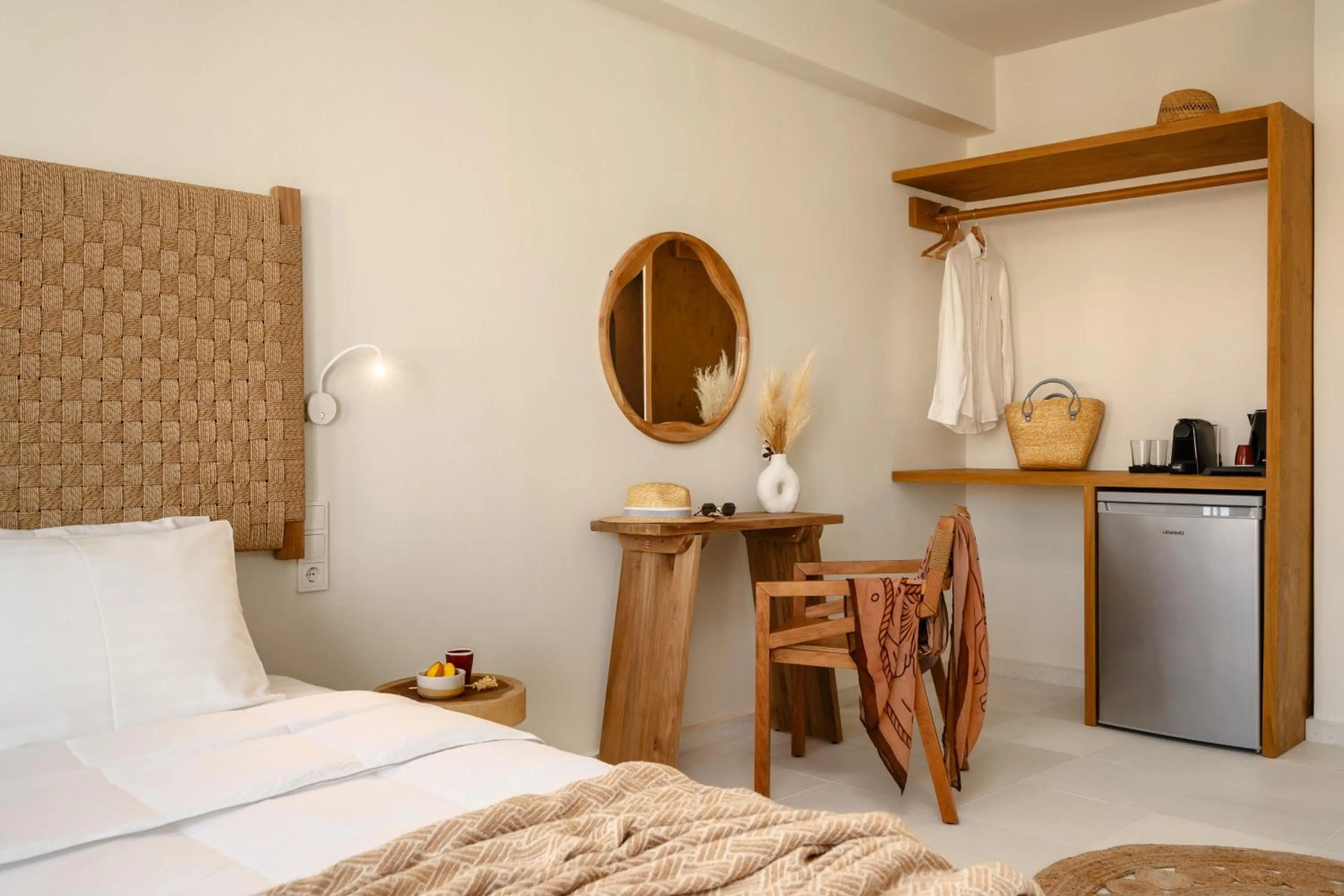 Photo of the whole room, Bed in álas cycladic suites