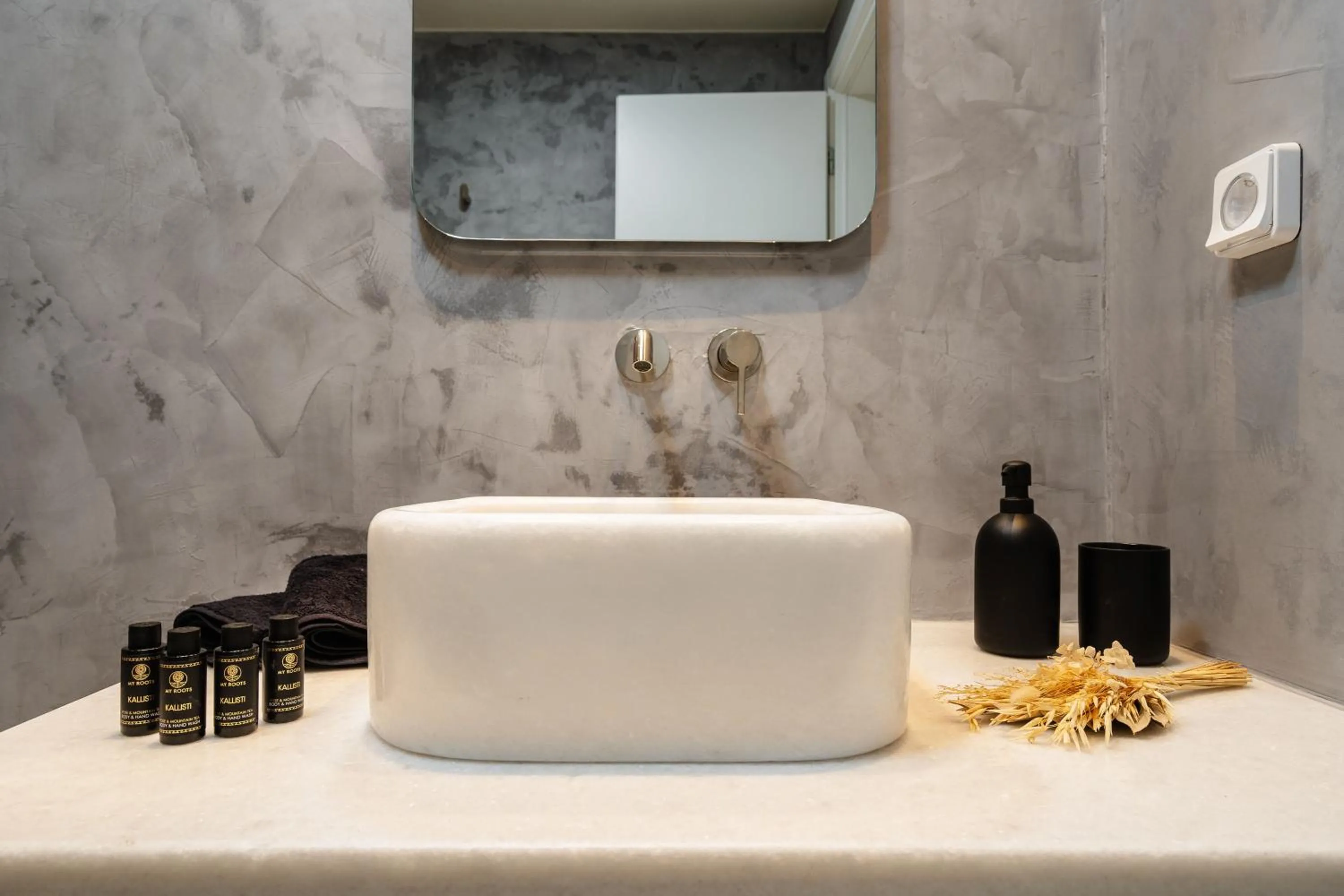Bathroom in álas cycladic suites