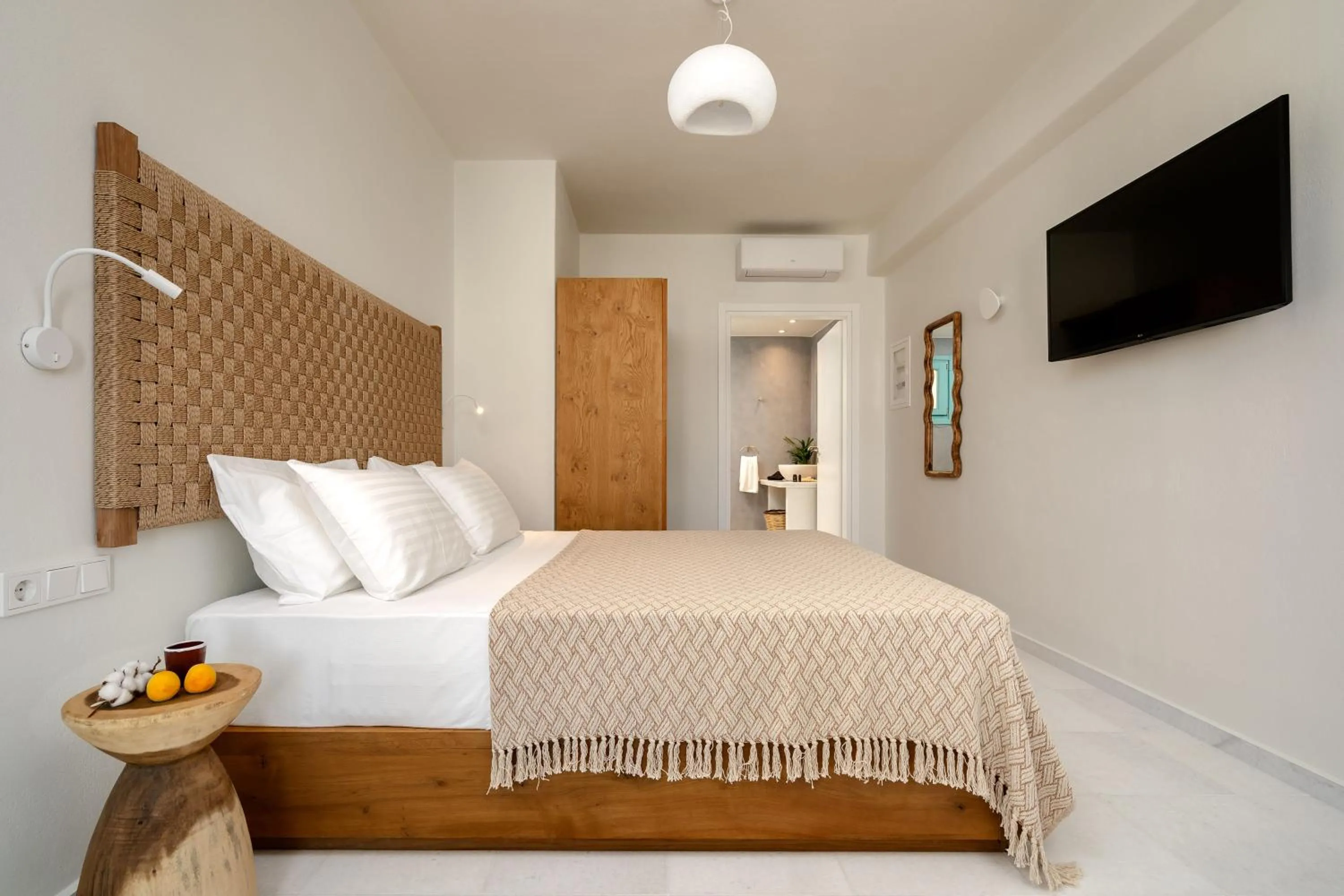 Photo of the whole room, Bed in álas cycladic suites