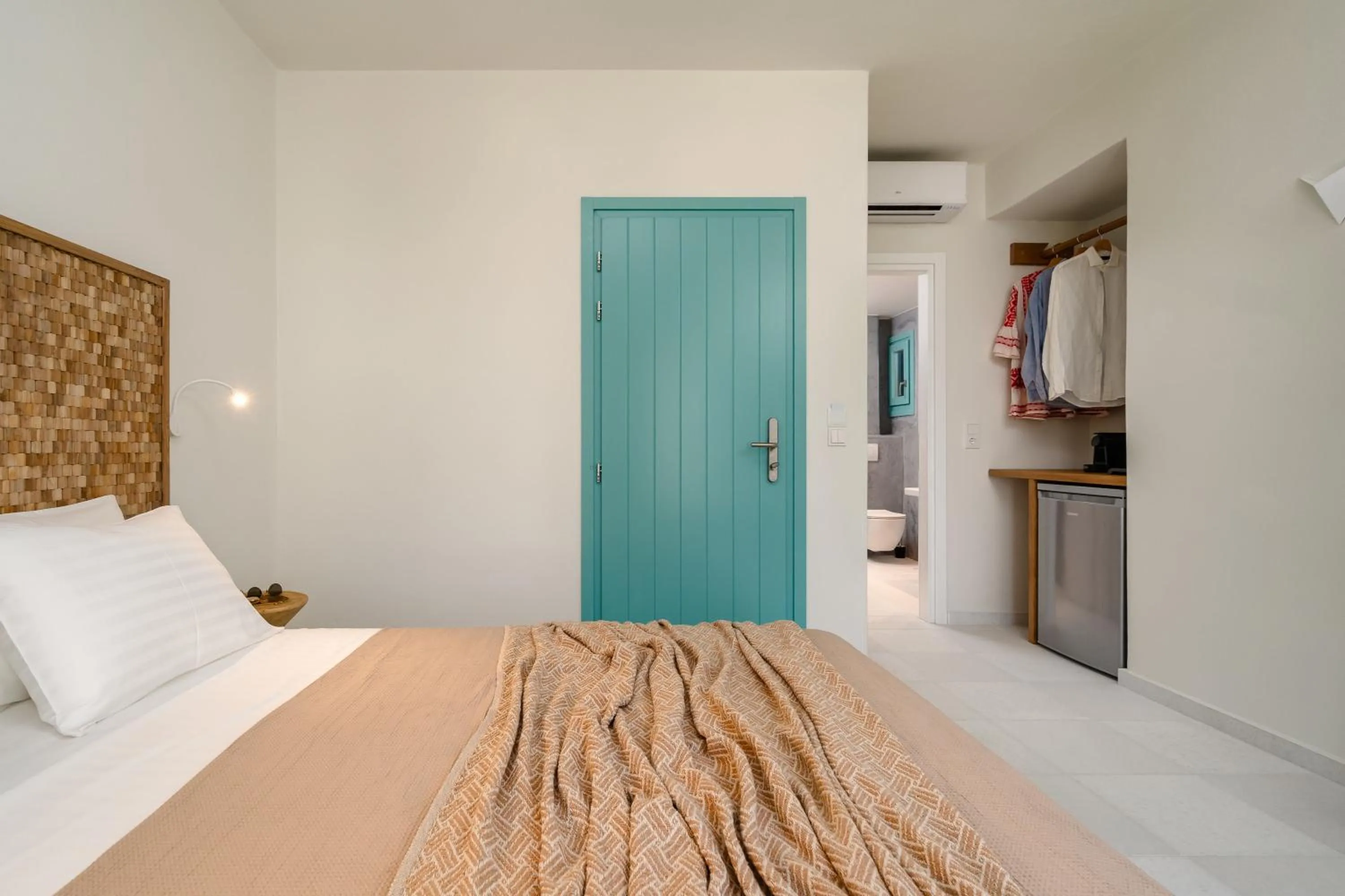 Photo of the whole room, Bed in álas cycladic suites