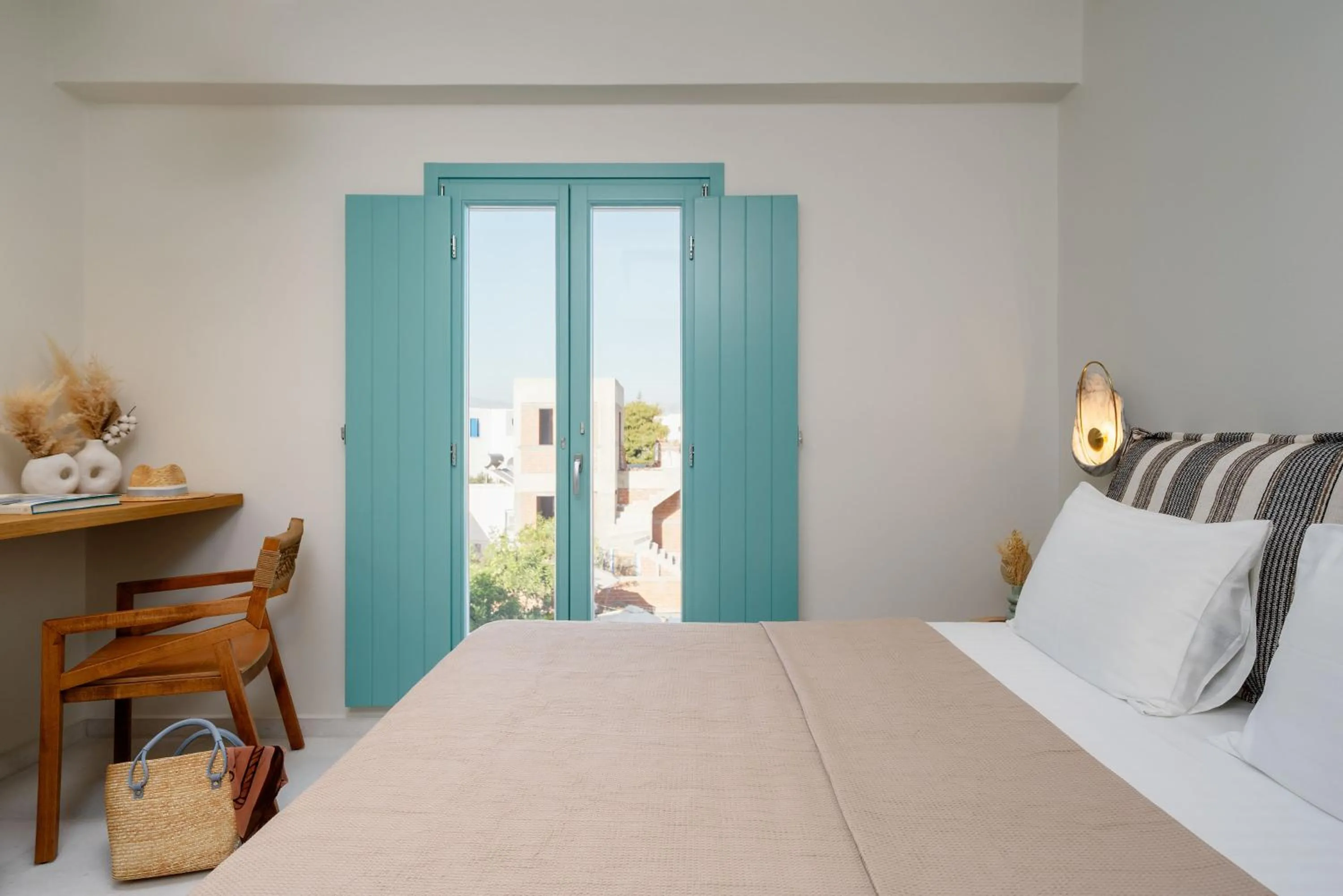 Photo of the whole room, Bed in álas cycladic suites