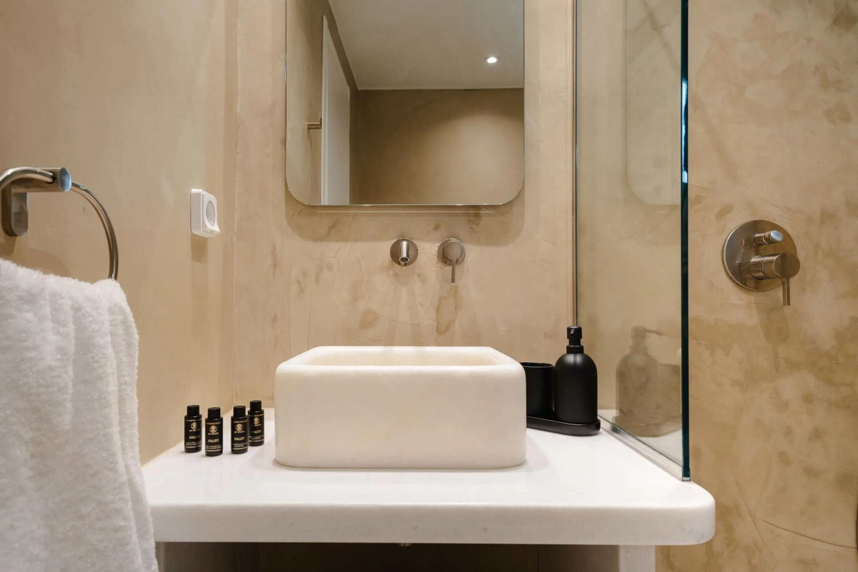 Bathroom in álas cycladic suites