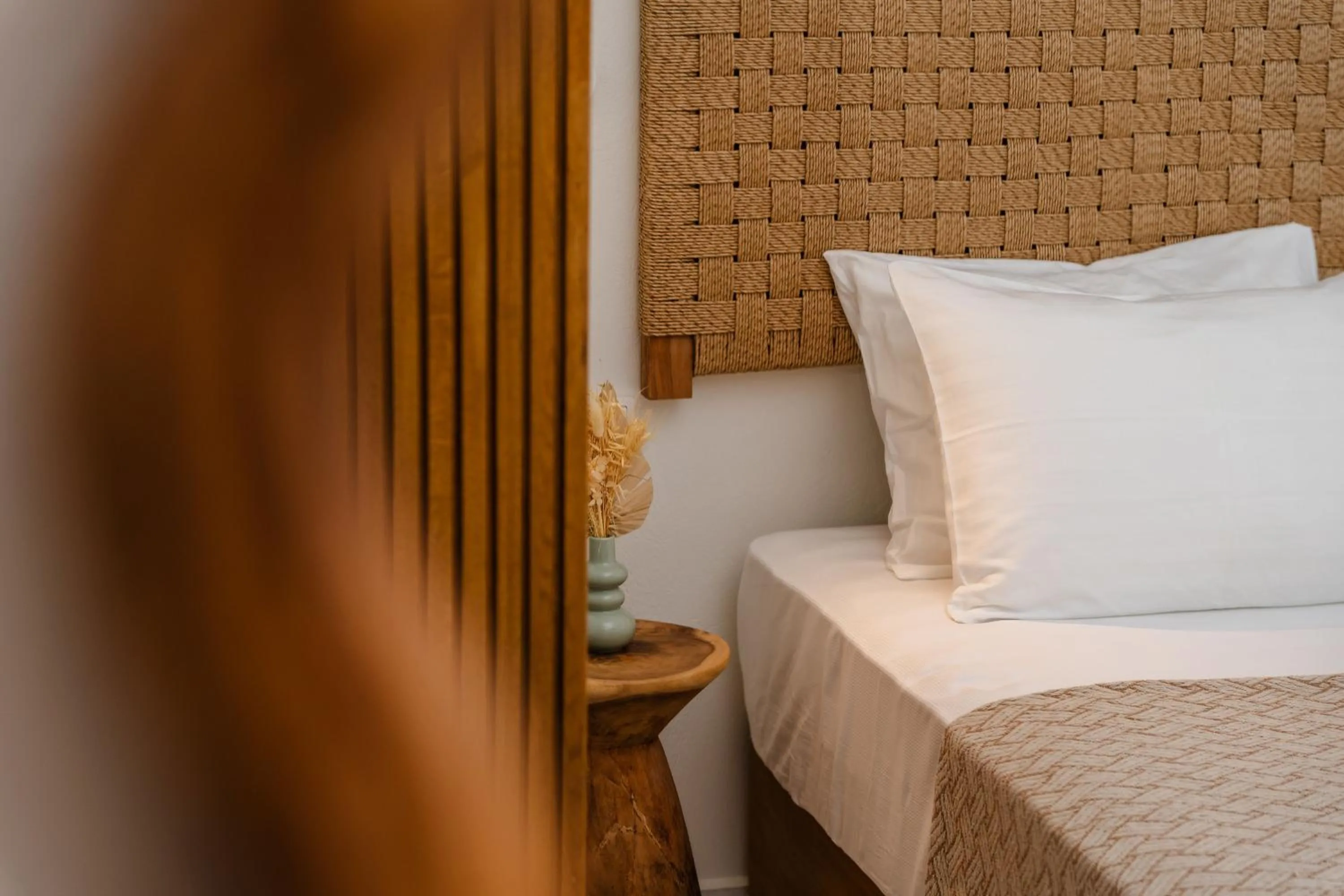 Photo of the whole room, Bed in álas cycladic suites