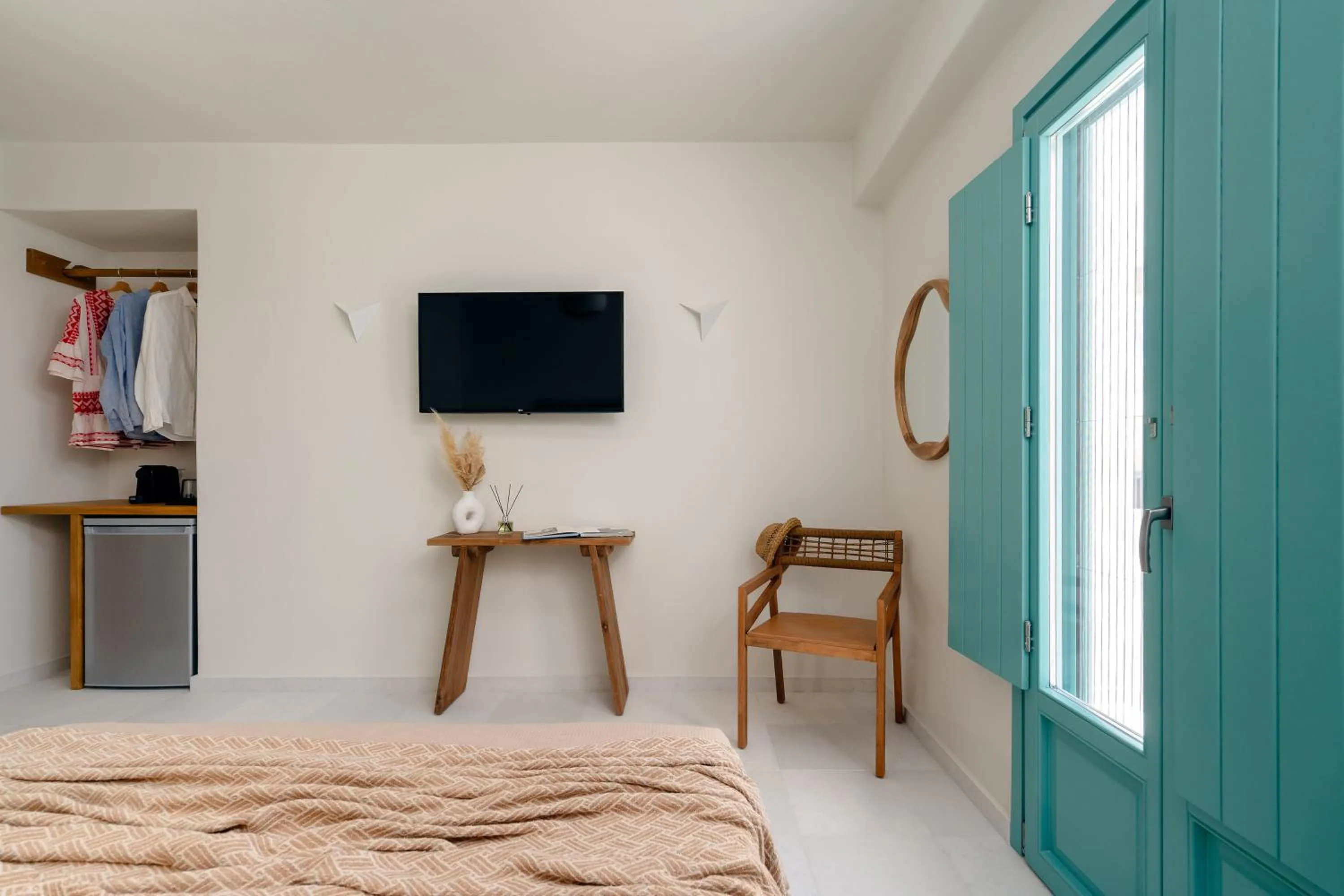 Photo of the whole room, Bed in álas cycladic suites