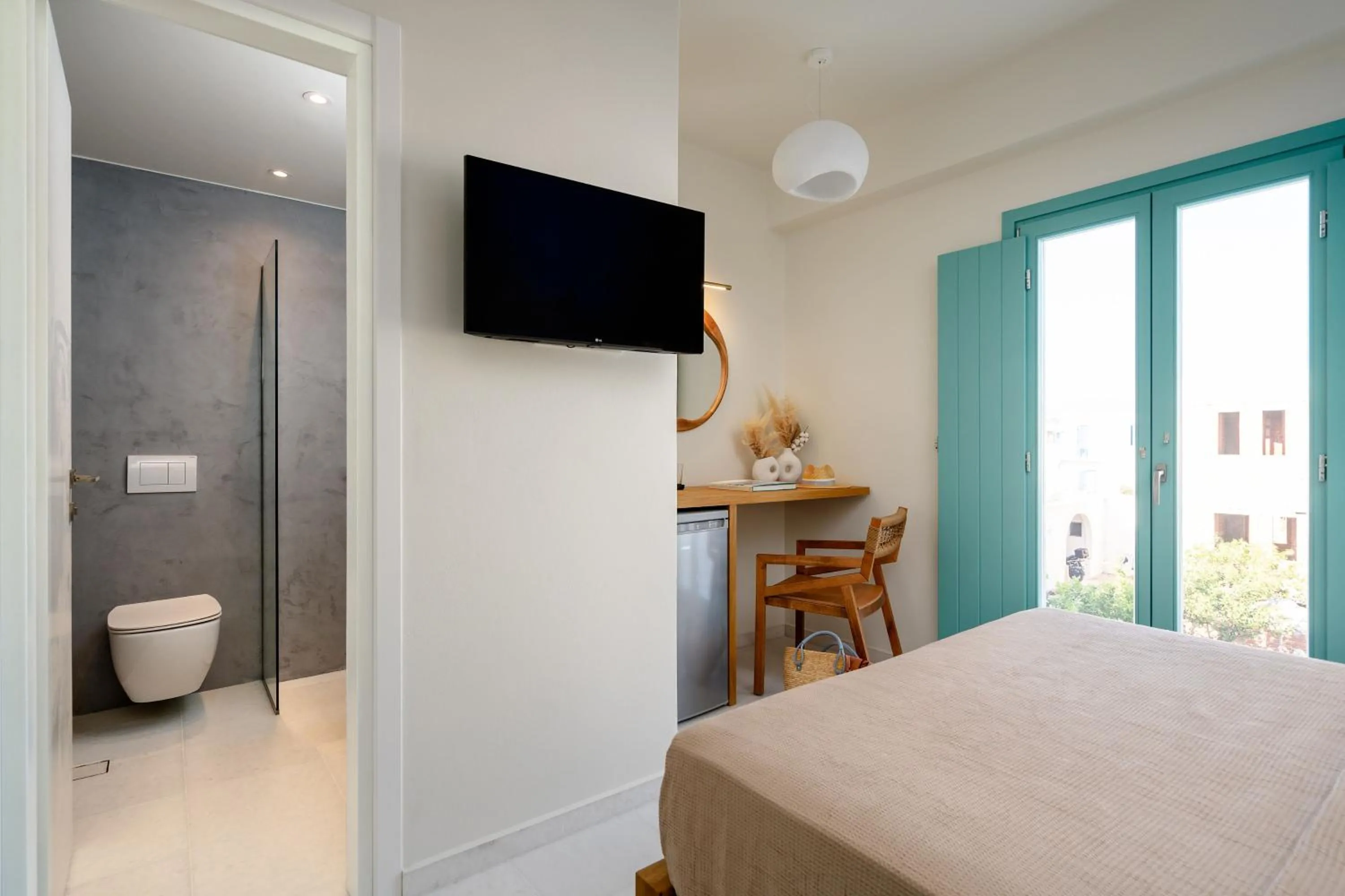 Photo of the whole room, Bed in álas cycladic suites