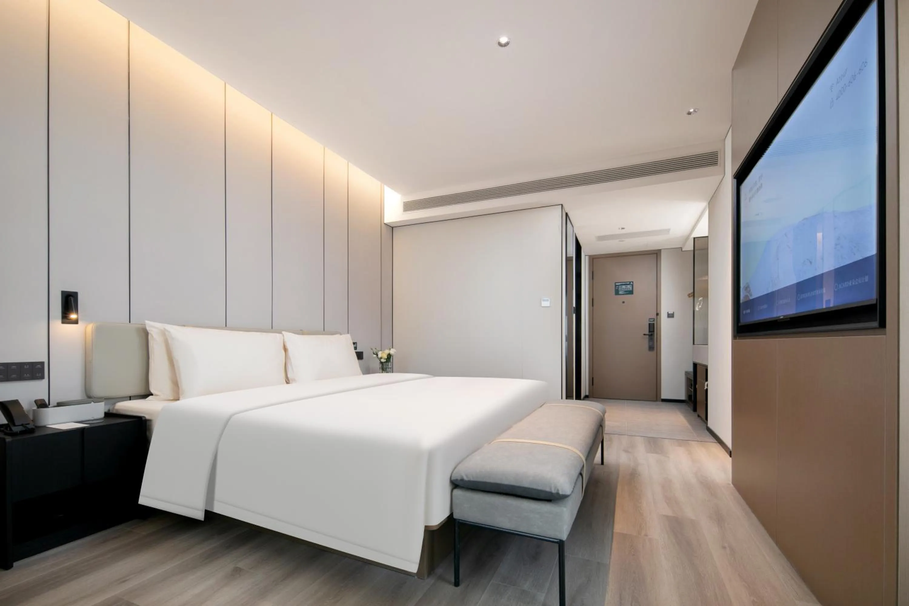 Photo of the whole room, Bed in Atour Hotel Shanghai Baoshan Shangda Road