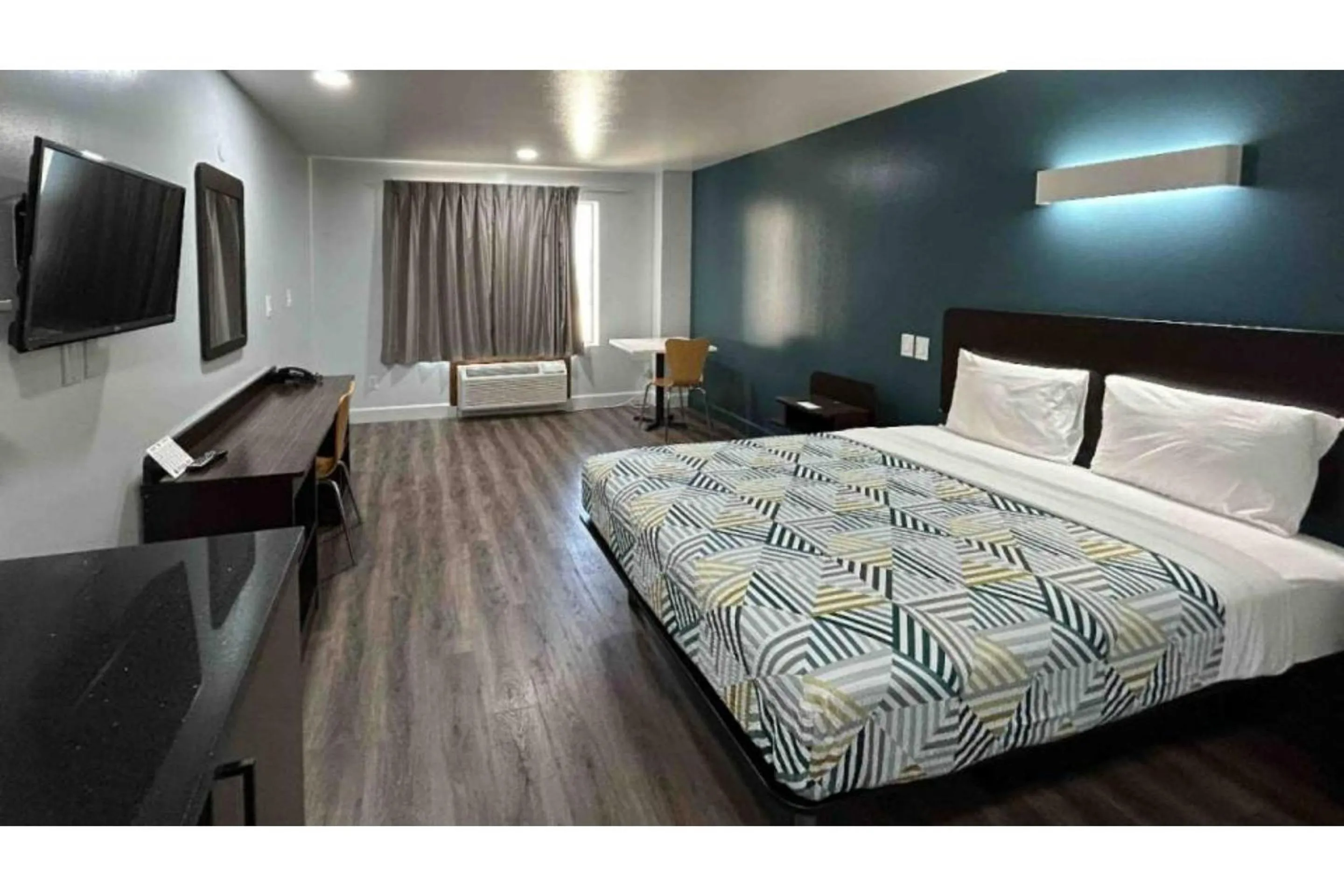 Bedroom, Bed in Studio 6 Suites Hesperia, CA West Main Street I 15