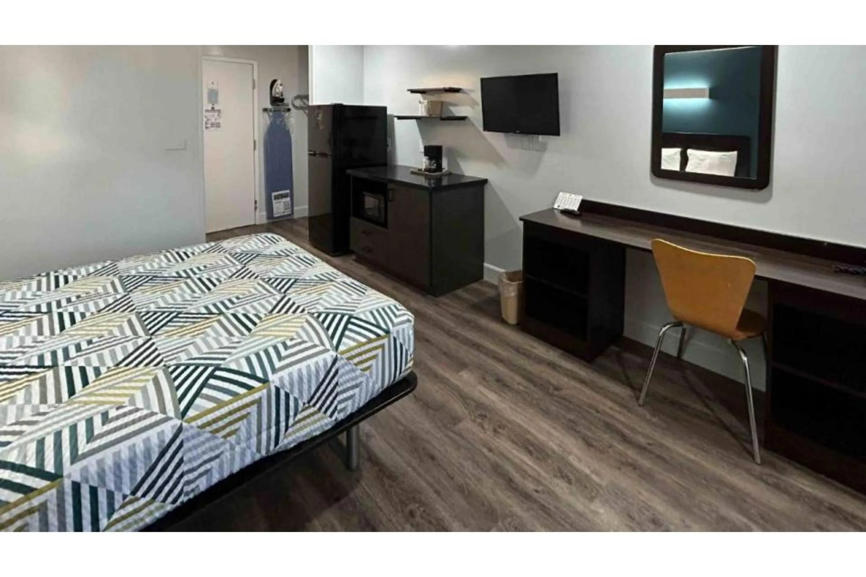 Bedroom, Bed in Studio 6 Suites Hesperia, CA West Main Street I 15