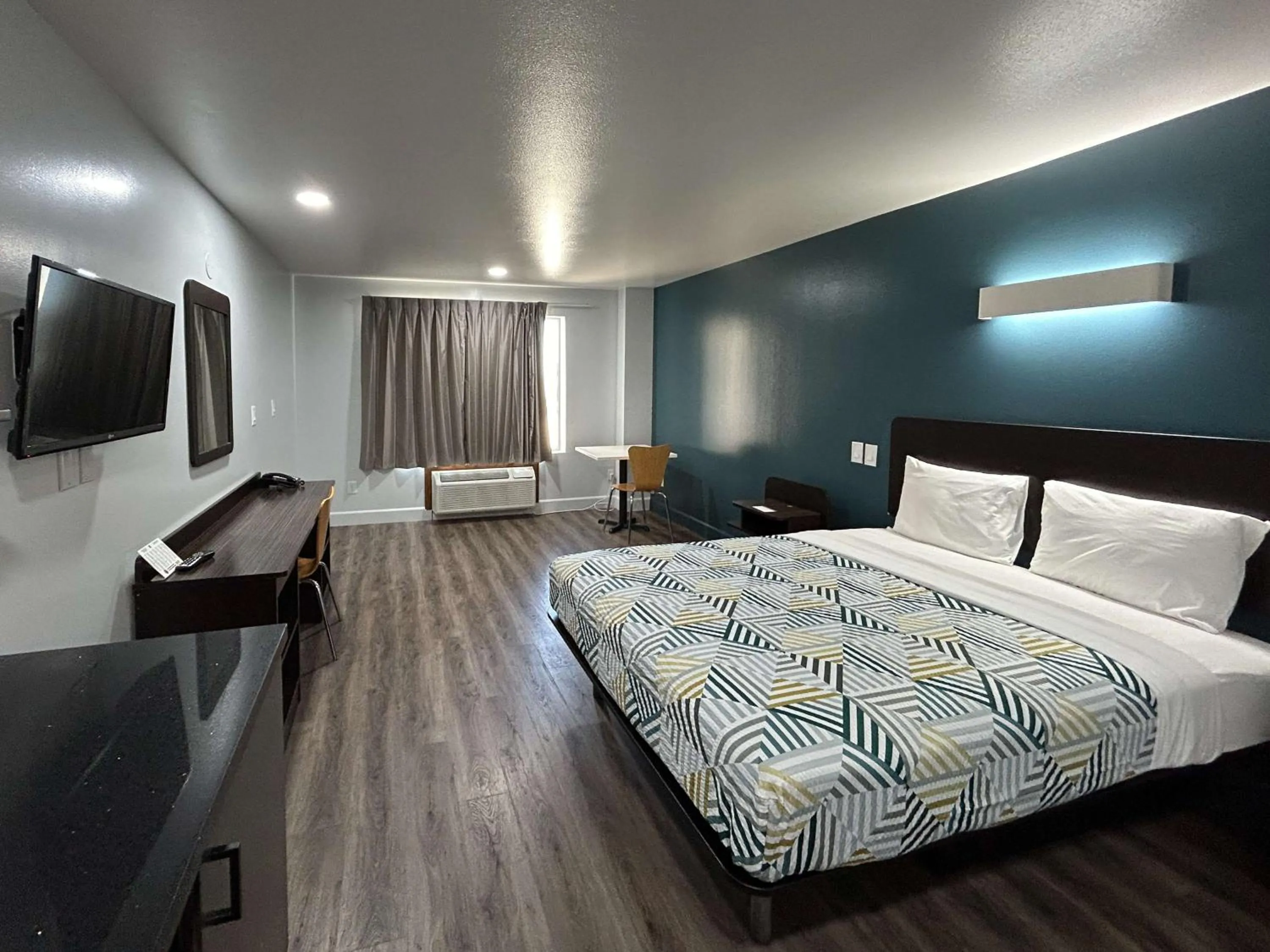 Photo of the whole room, Bed in Studio 6 Suites Hesperia, CA West Main Street I 15