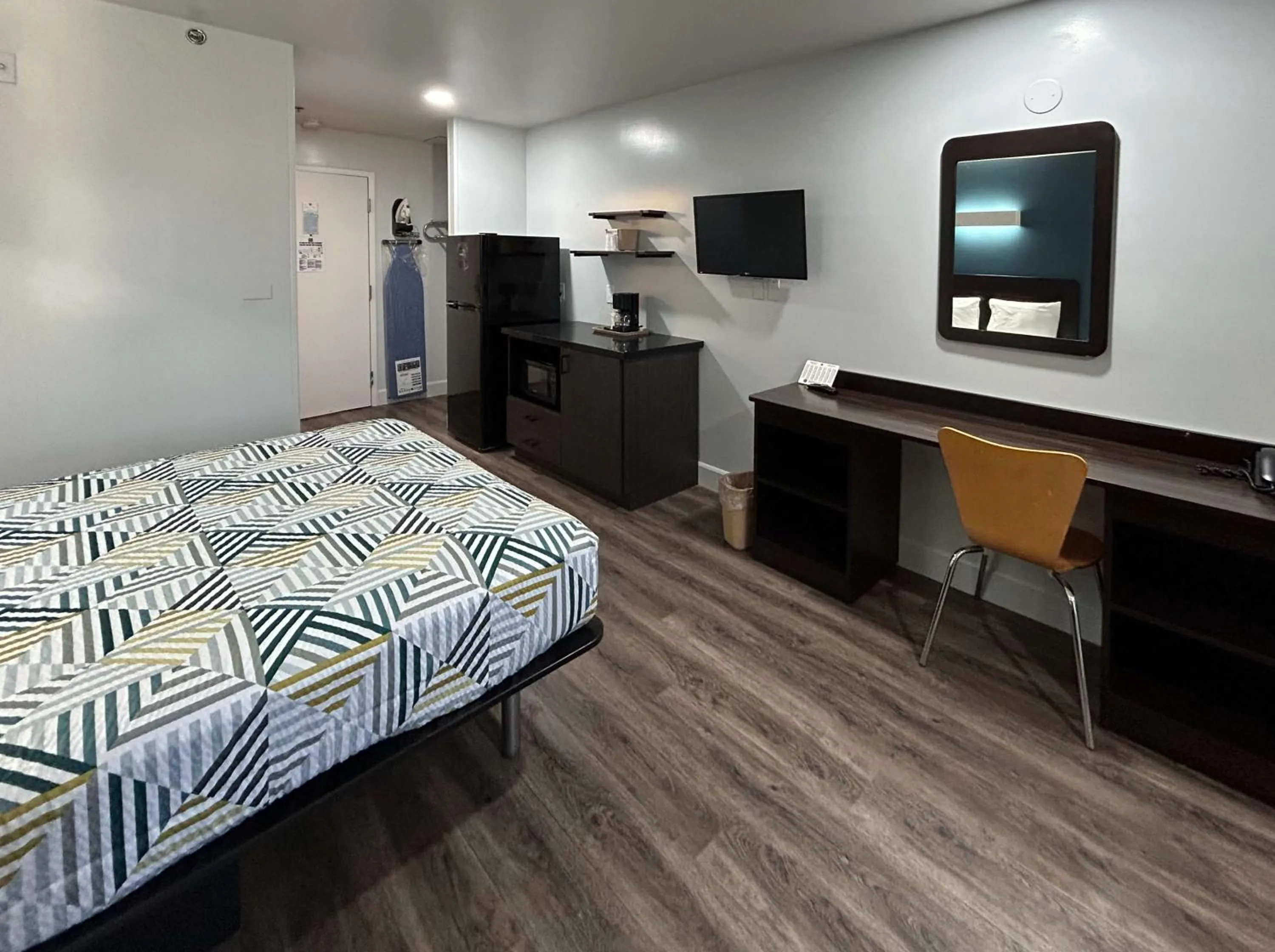 Photo of the whole room, Bed in Studio 6 Suites Hesperia, CA West Main Street I 15