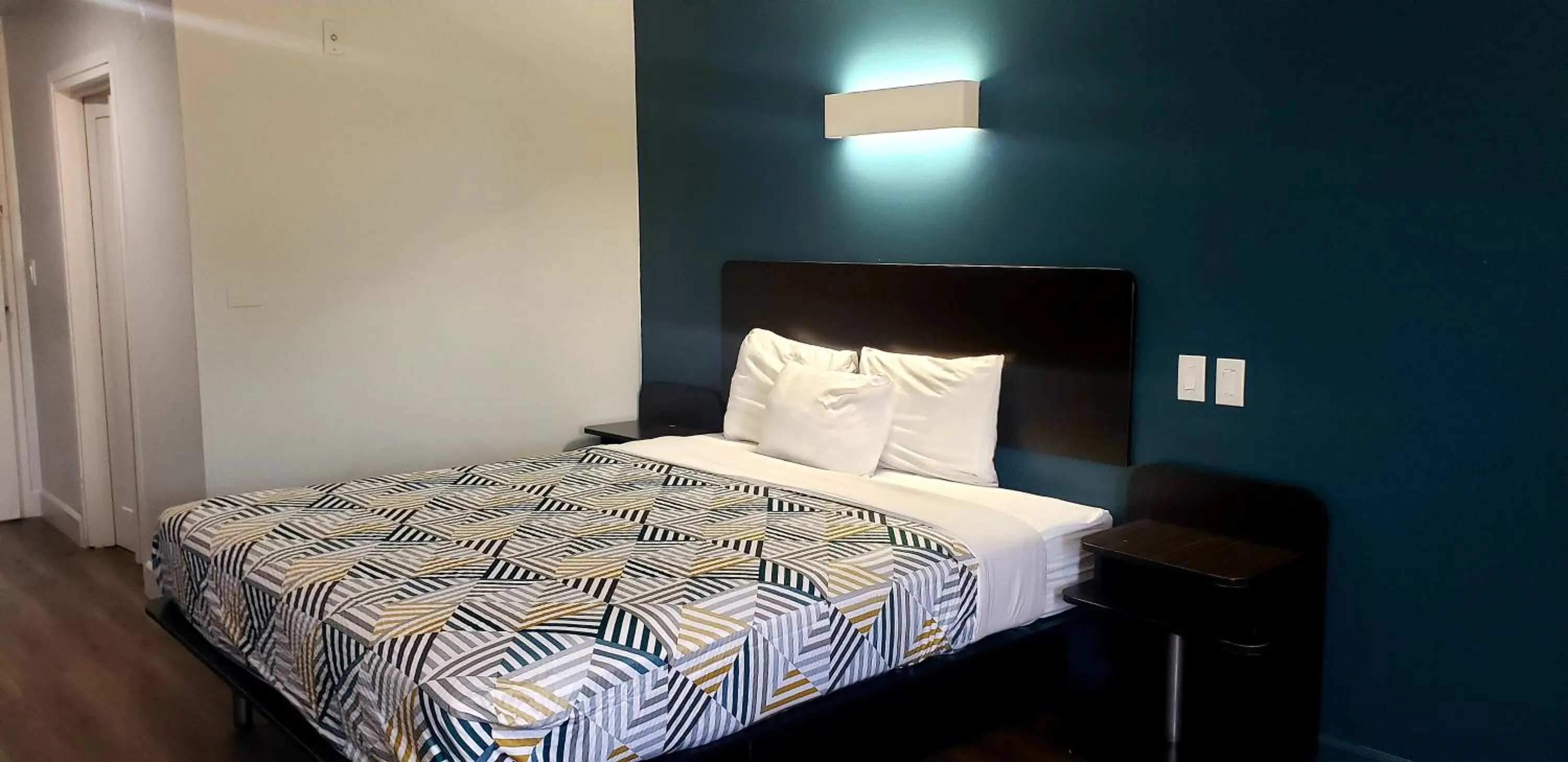 Bedroom, Bed in Studio 6 Suites Hesperia, CA West Main Street I 15